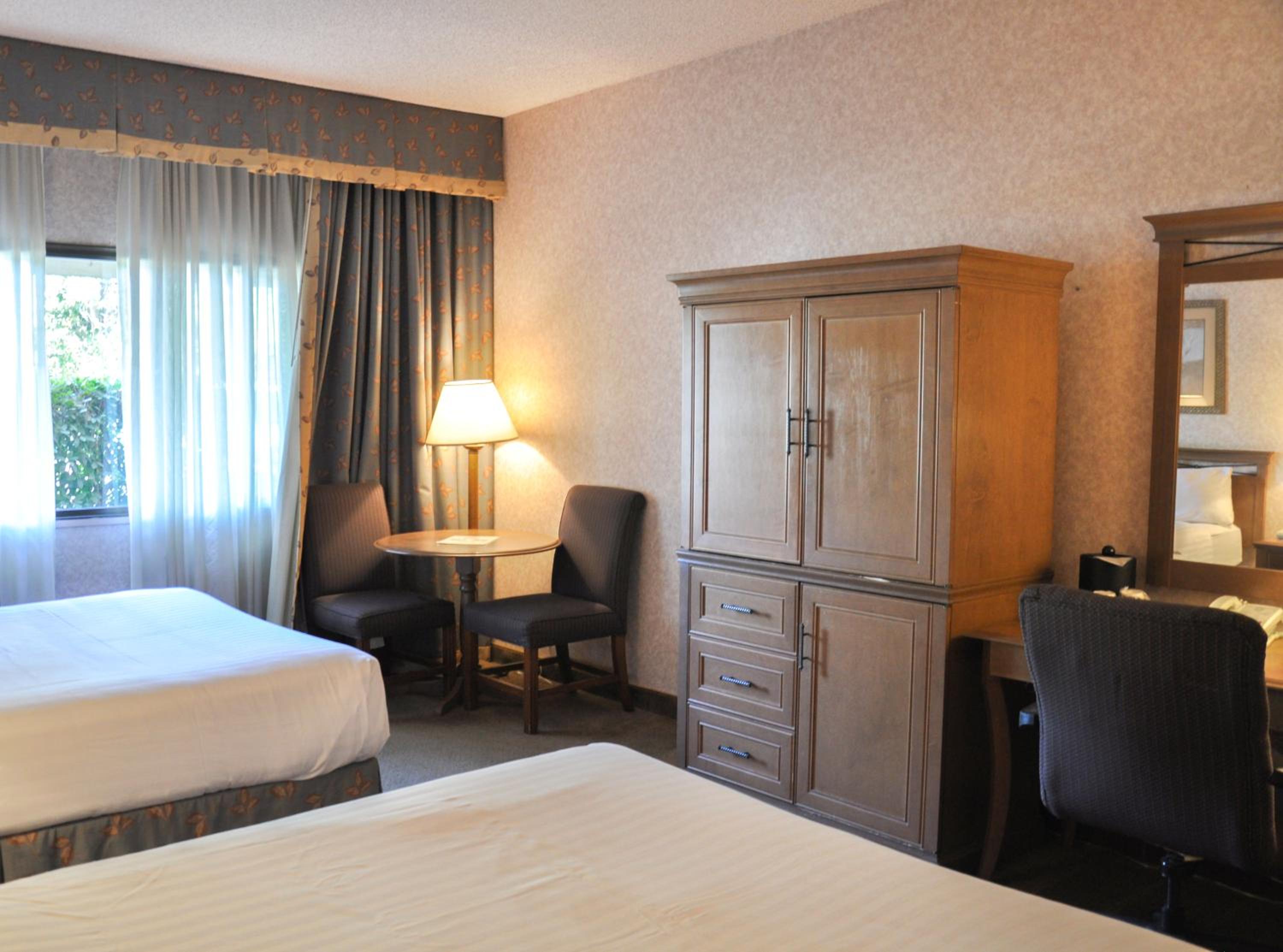 Queen Room with Two Queen Beds - Photo 3