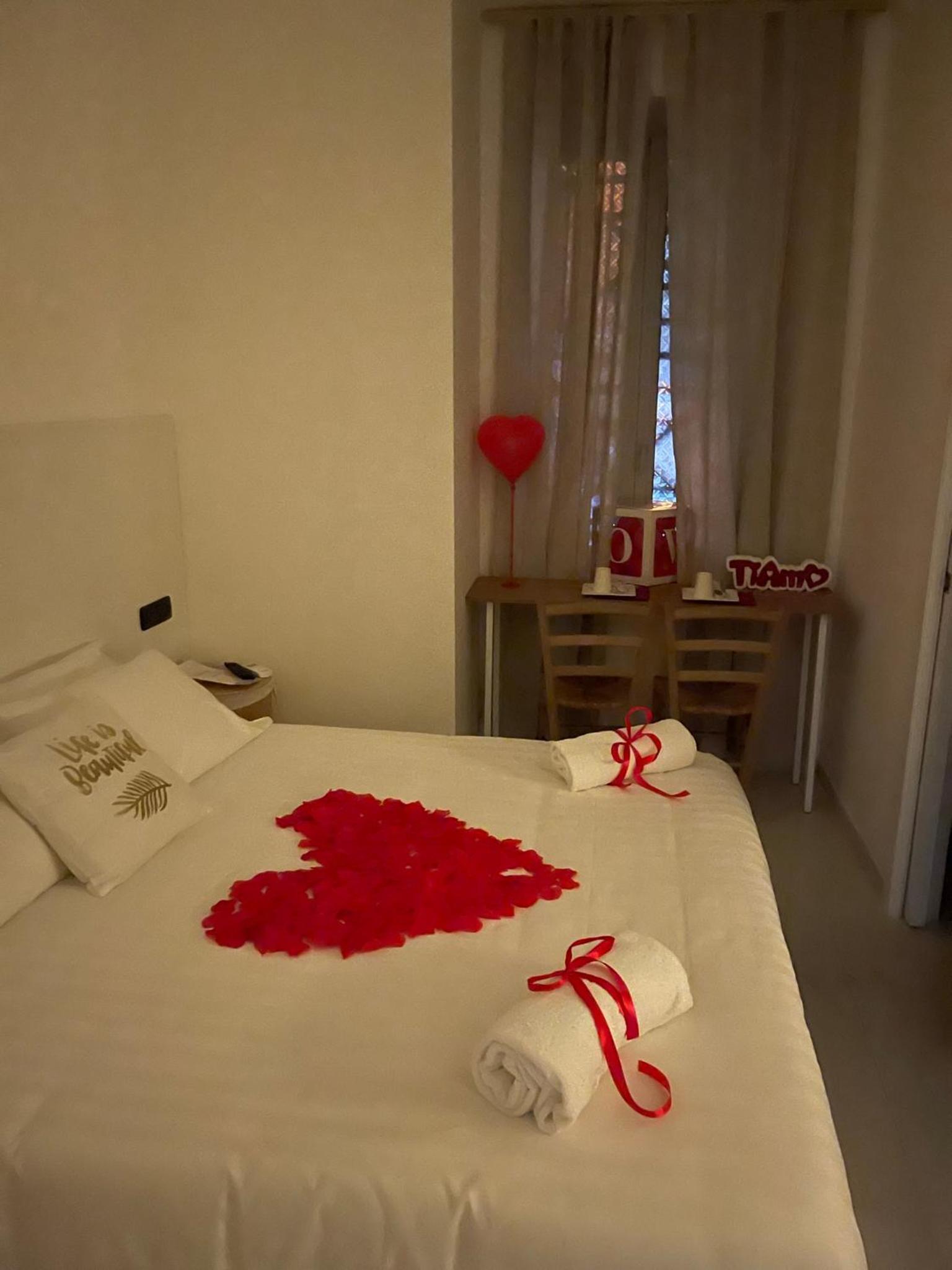 Deluxe Suite with Spa Bath - Photo 13