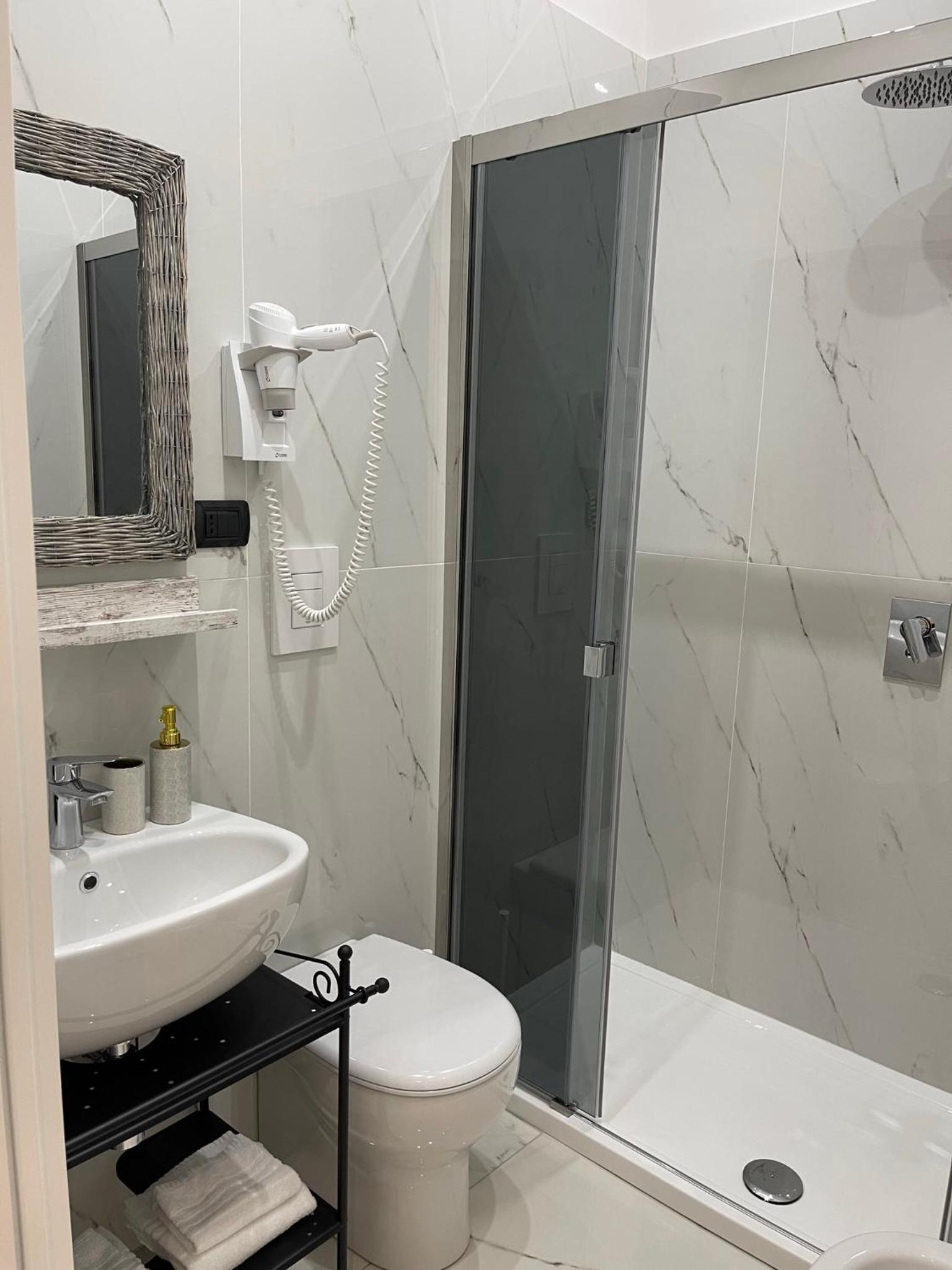 Deluxe Suite with Spa Bath - Photo 7