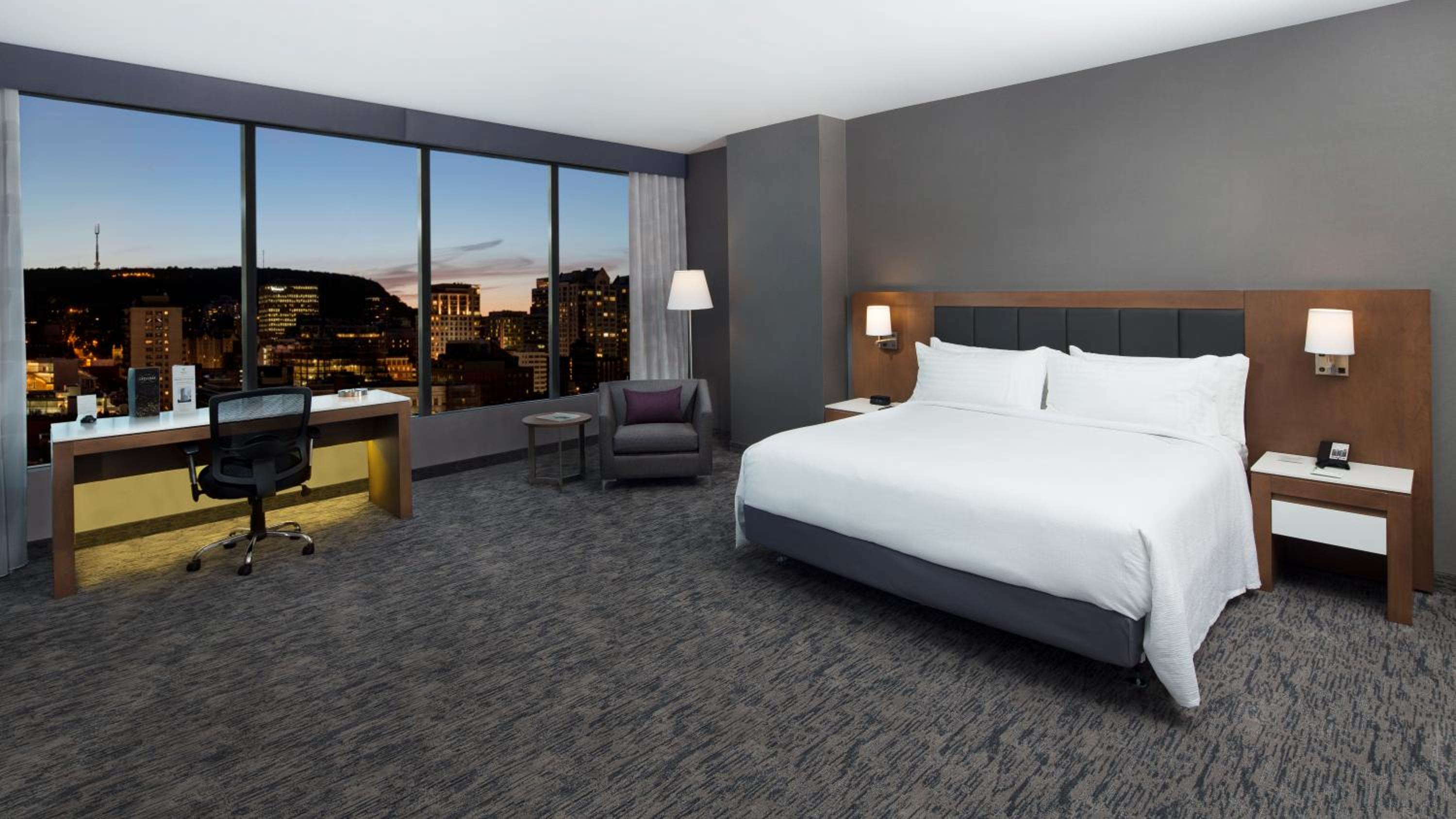 One-Bedroom Corner King Suite