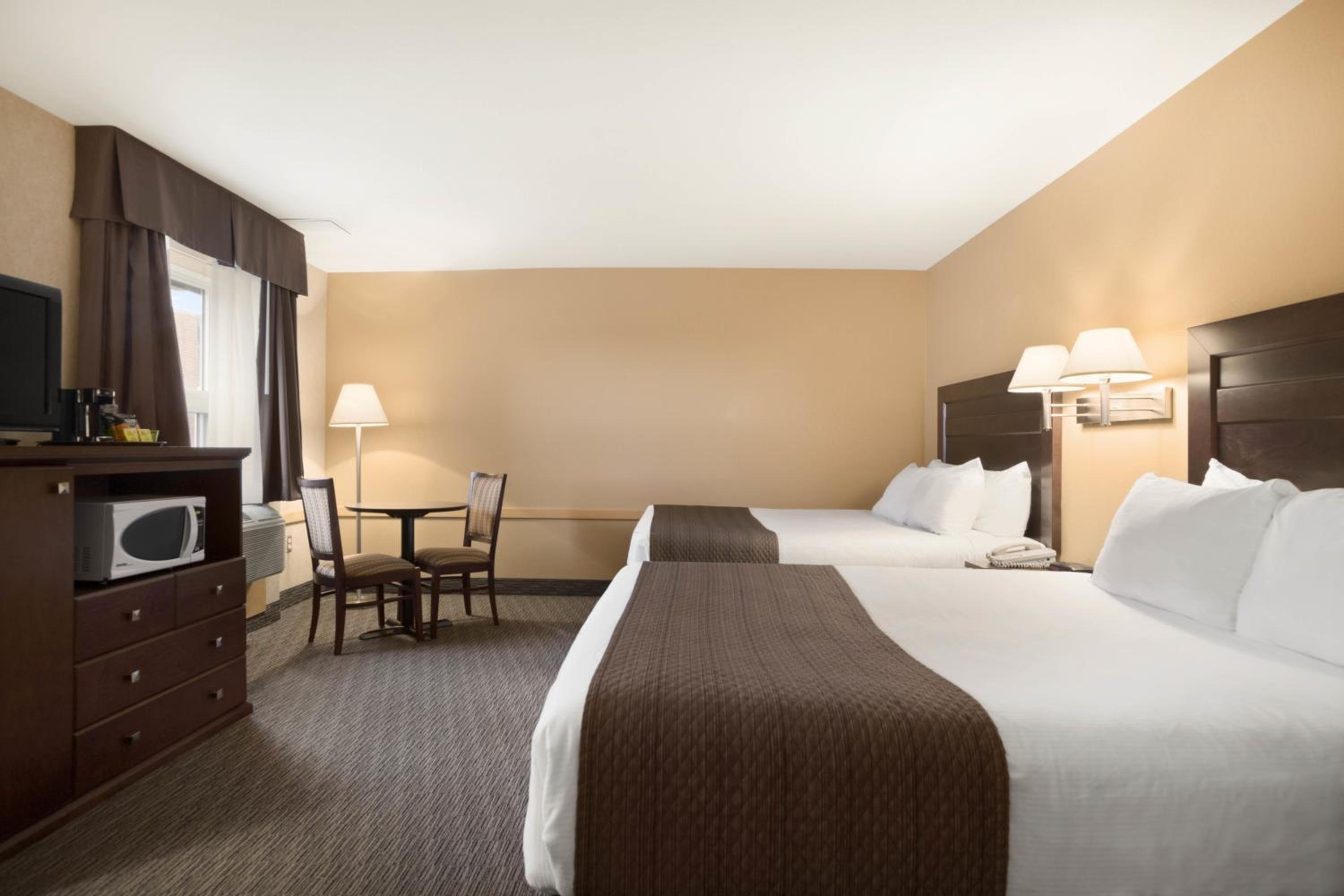 Queen Room with Two Queen Beds - Non-Smoking photo 2