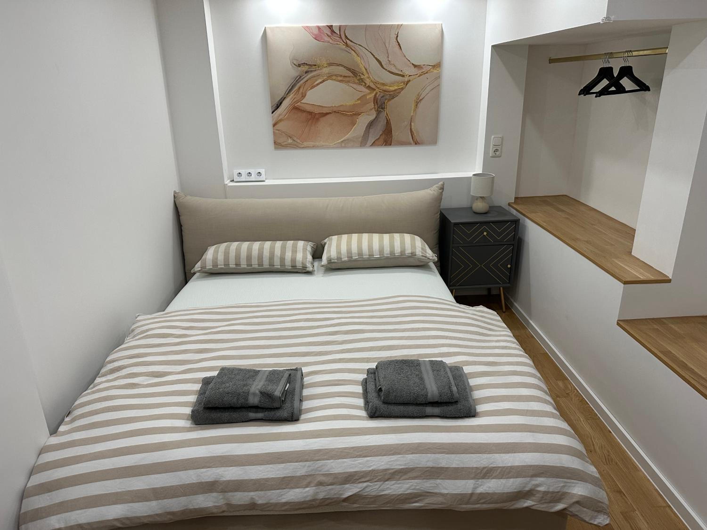 One-Bedroom Apartment photo 1