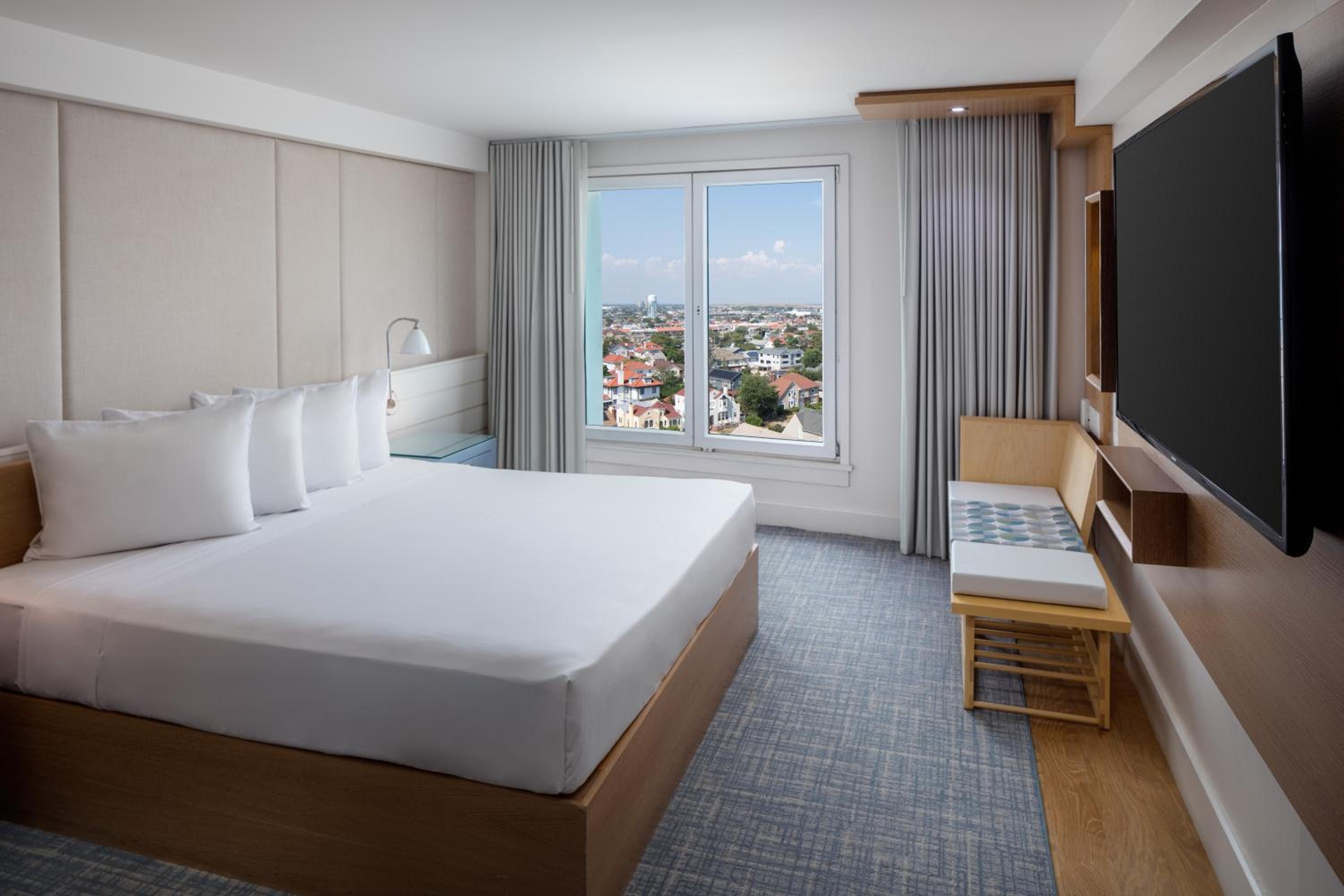 Deluxe King Room City View photo 1