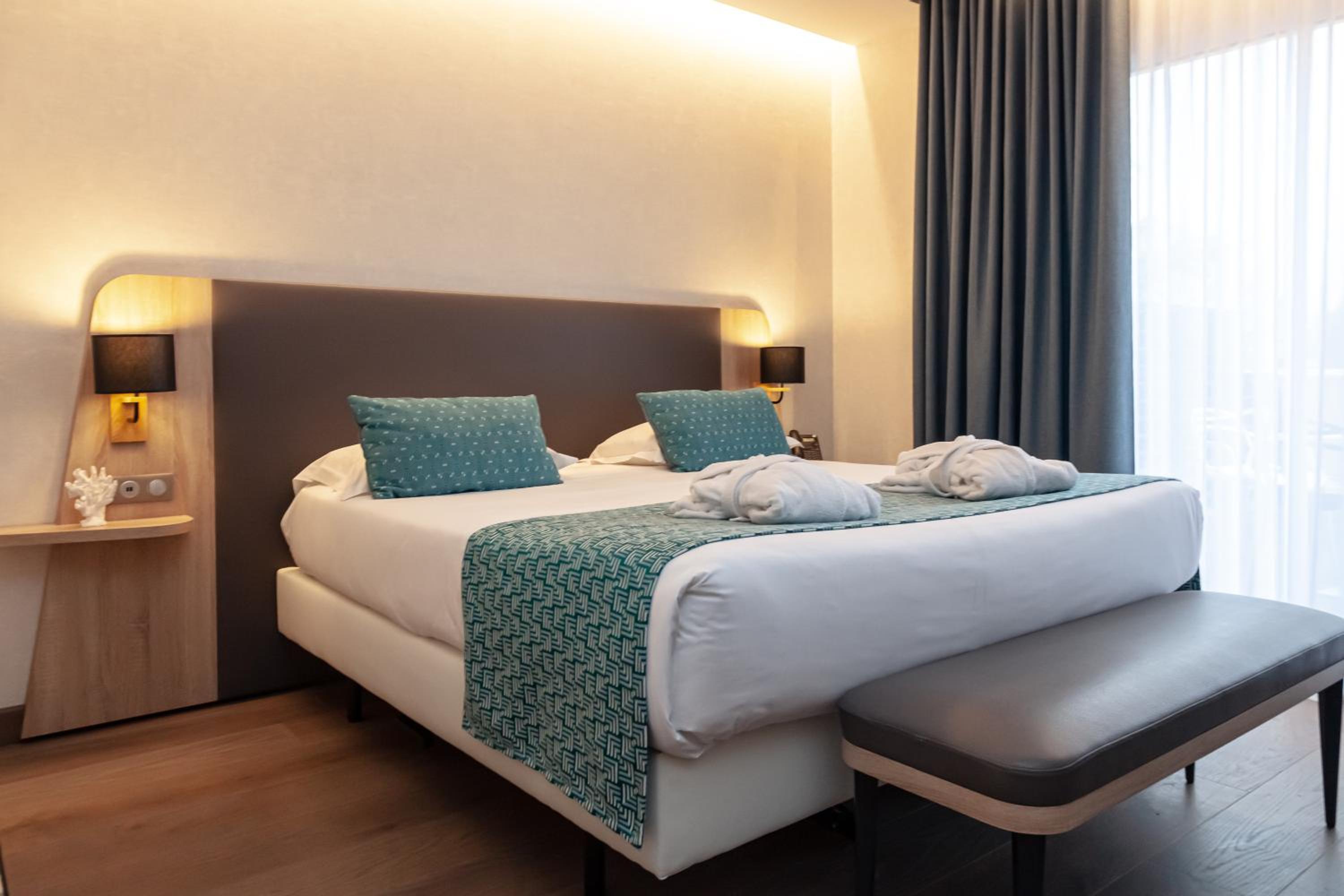 Double Room with Pool View - Photo 1