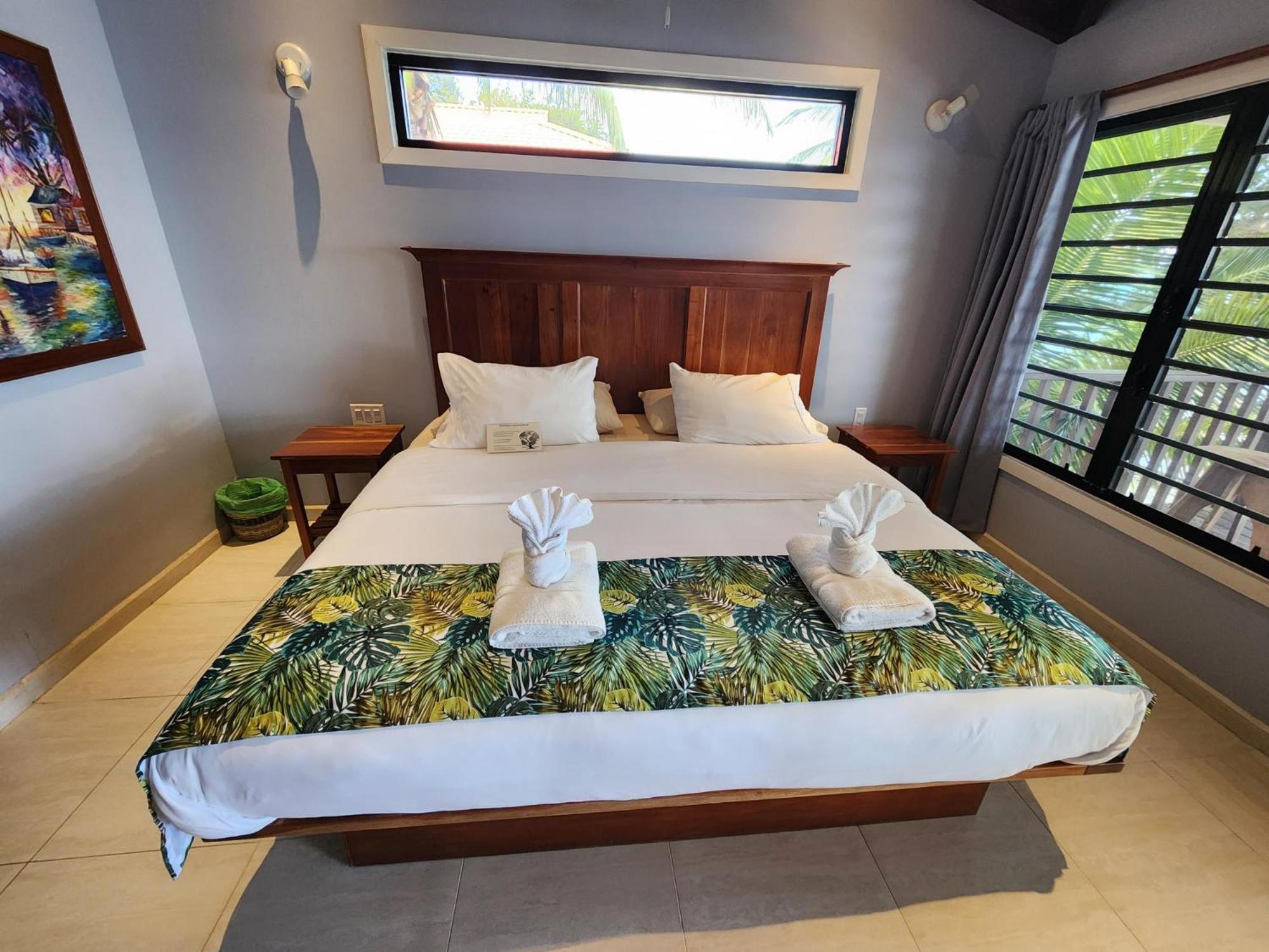King Suite with Balcony photo 2