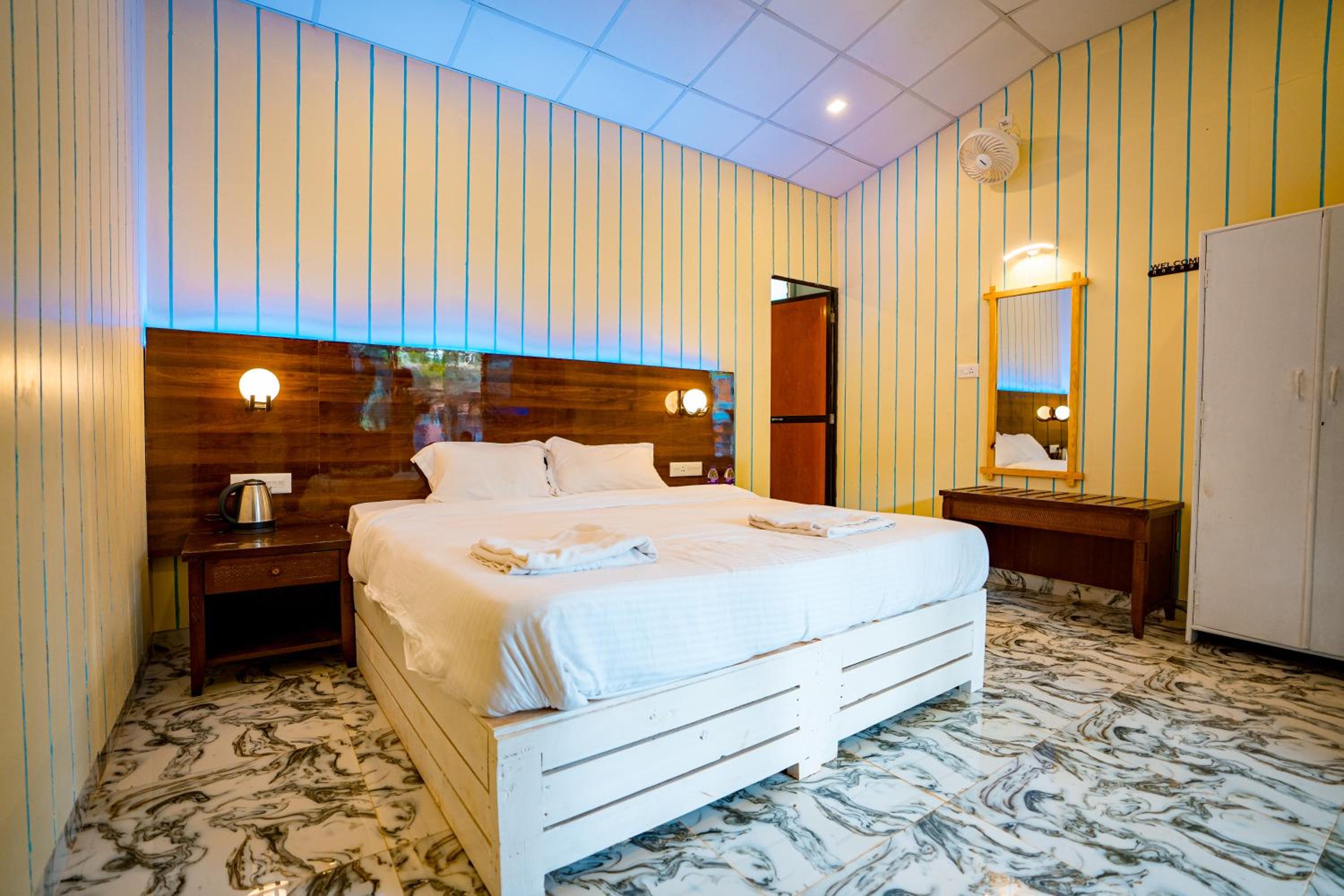 Deluxe Double Room with Side Sea View photo 1
