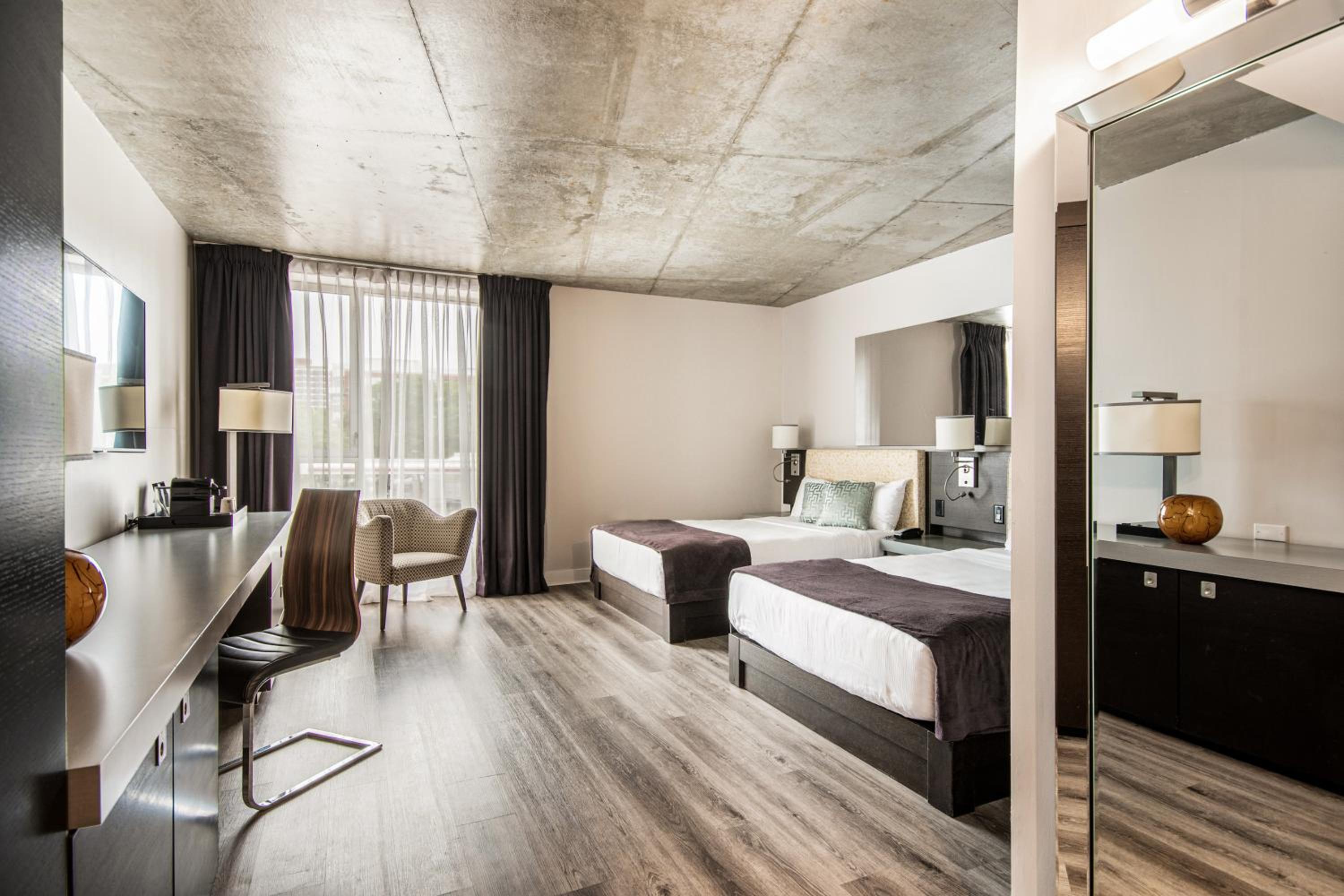 Deluxe Queen Room with Two Queen Beds - Photo 3