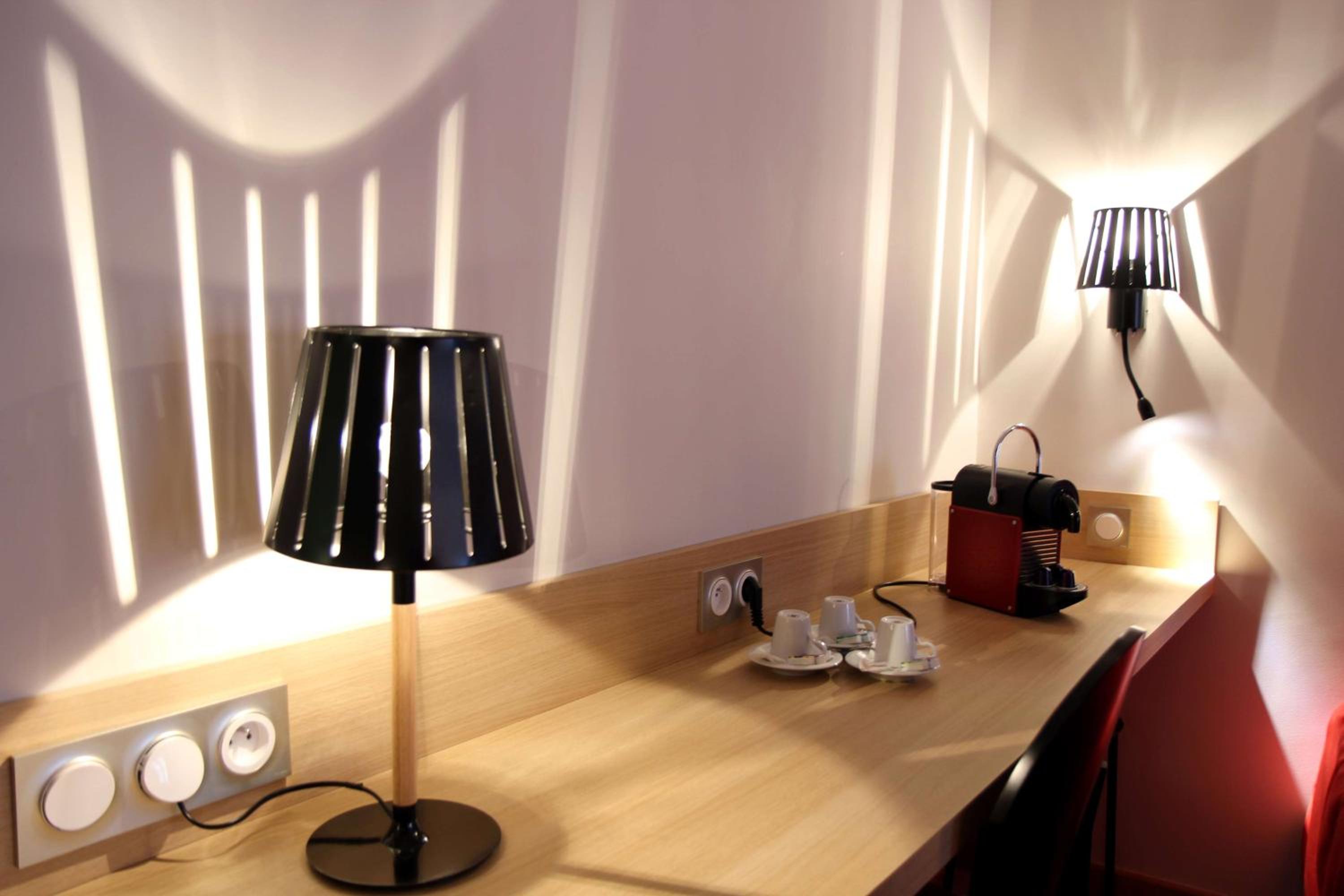 Queen Room with Single Bed thumbnail 6