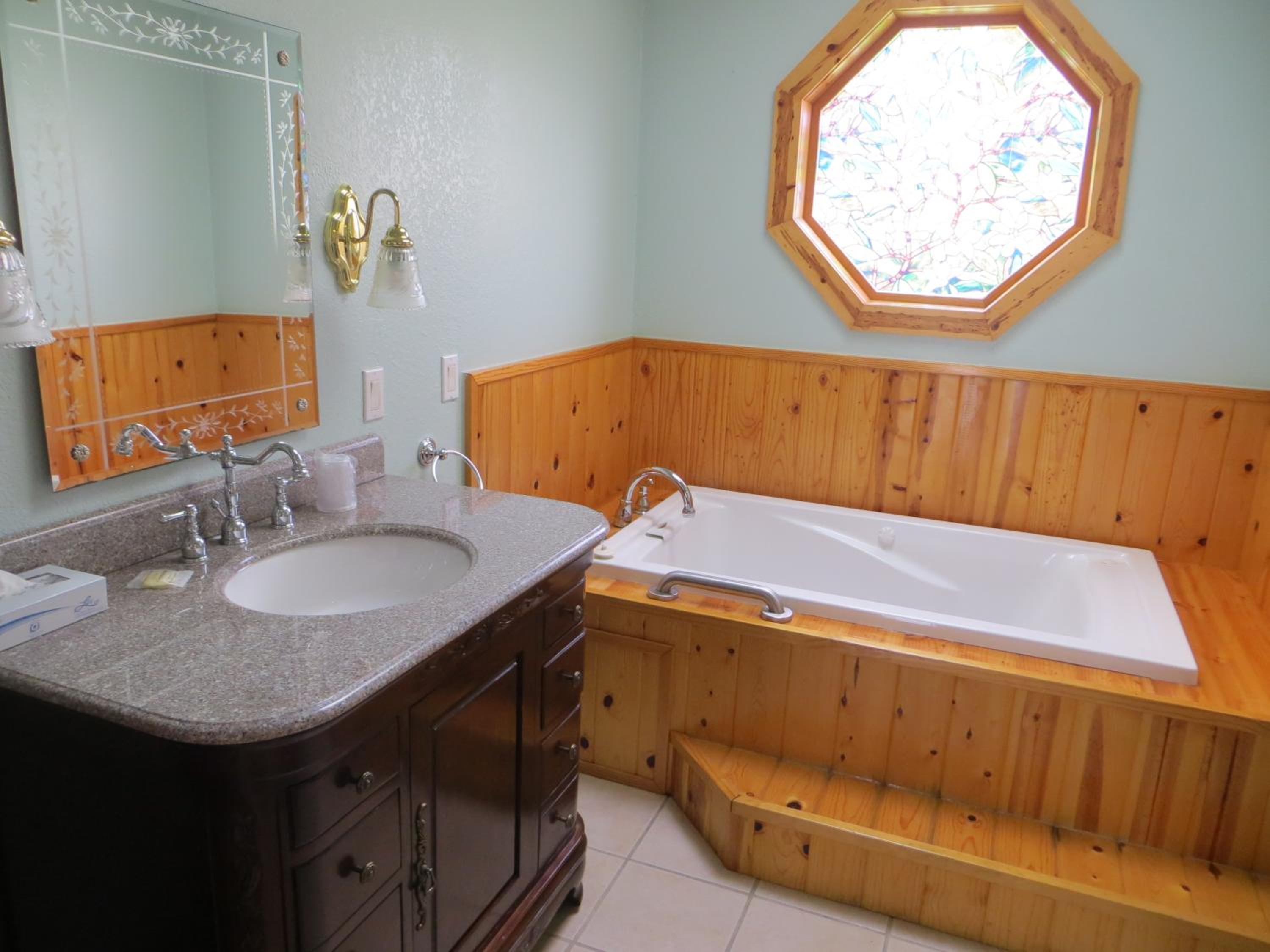 King Suite with Spa Bath - Photo 6