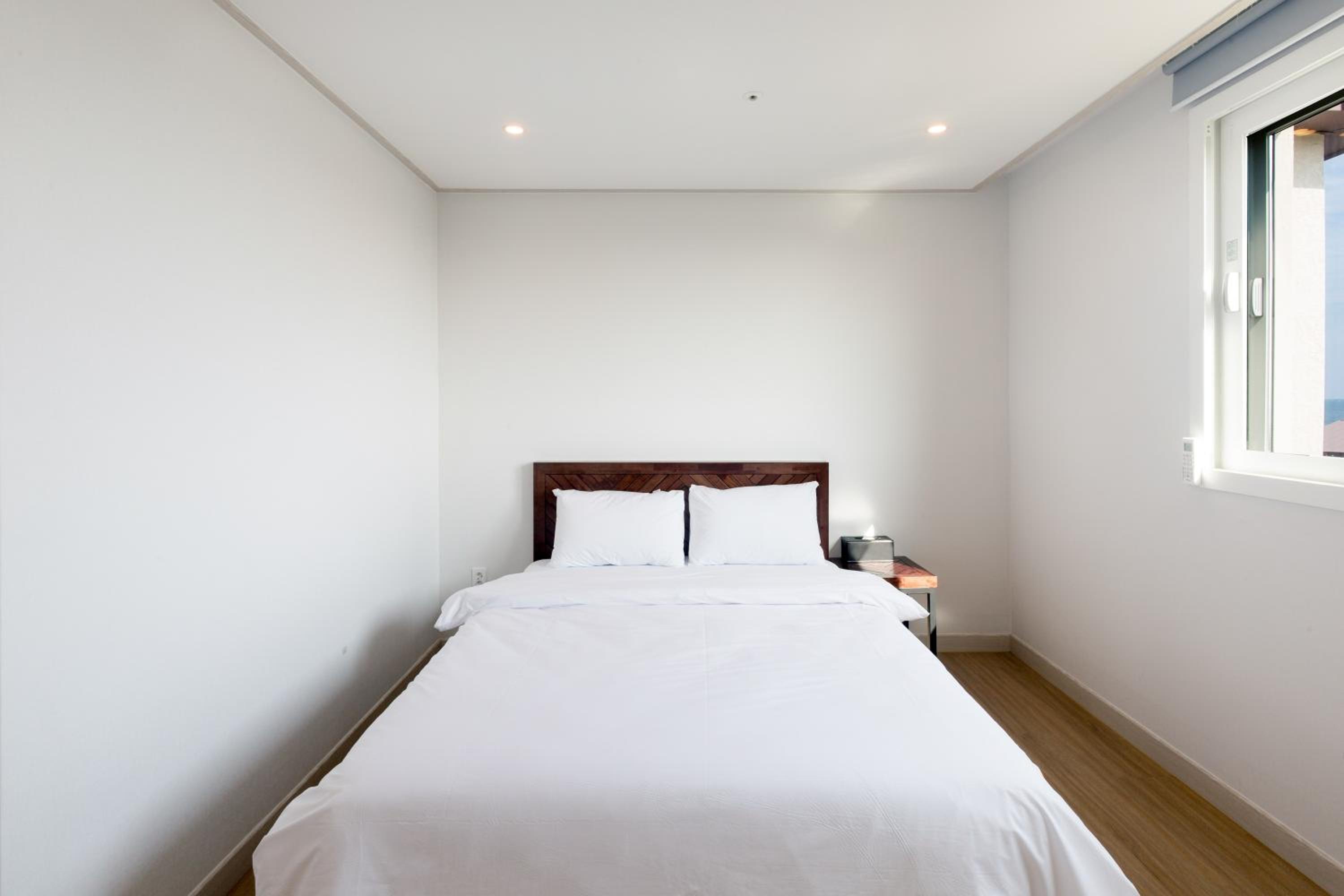 Three-Bedroom Suite - Photo 3