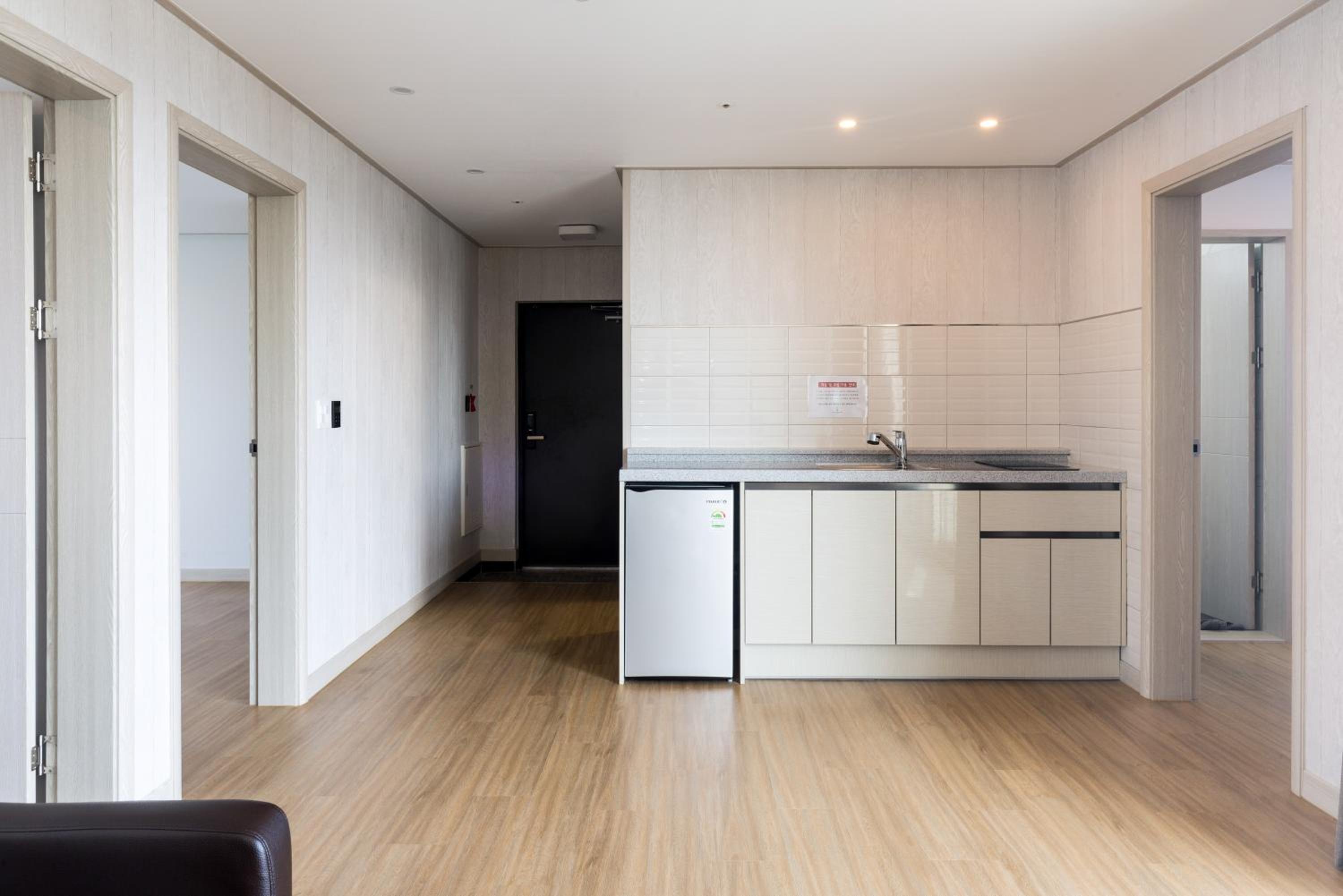 Three-Bedroom Suite - Photo 8
