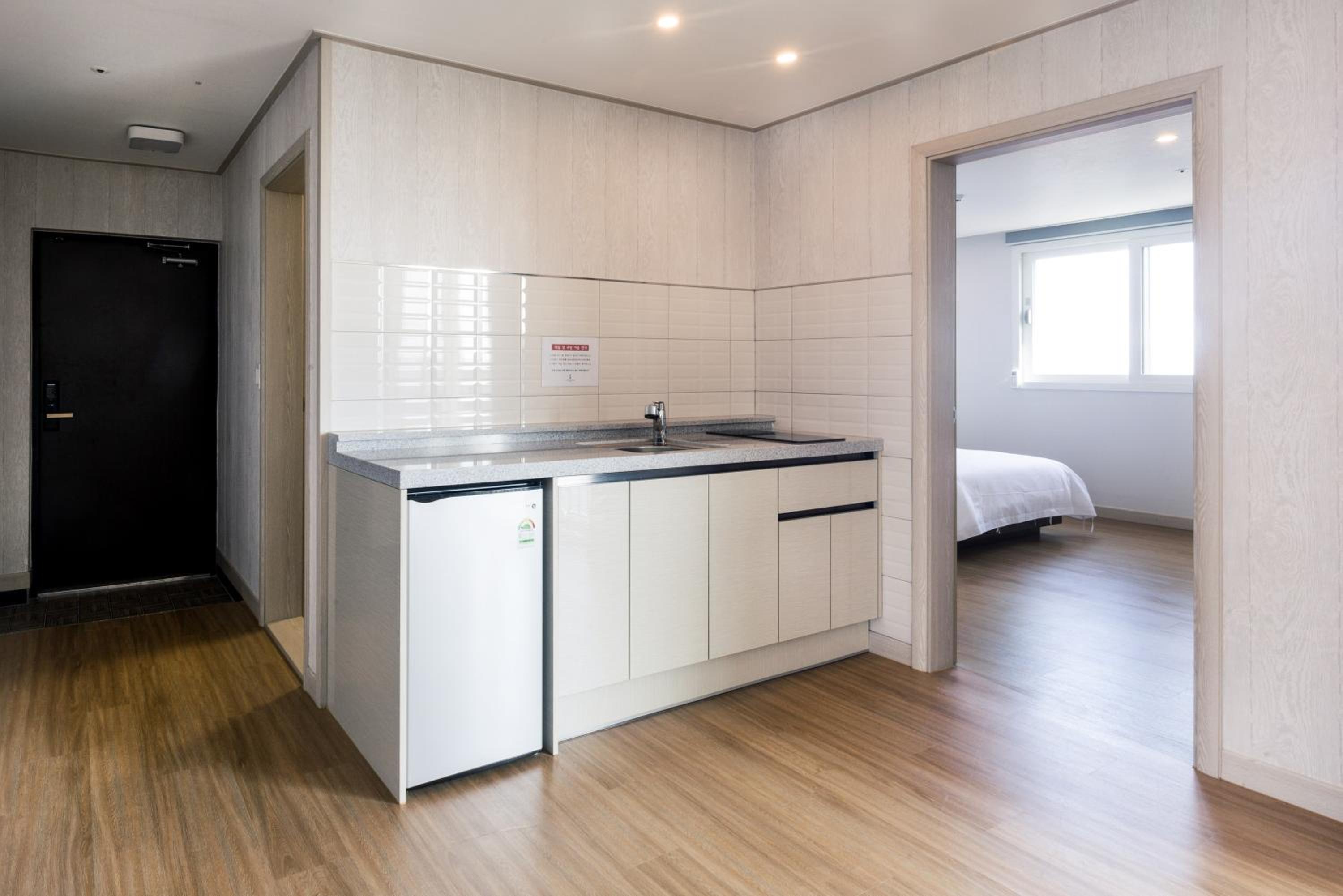 Three-Bedroom Suite - Photo 7