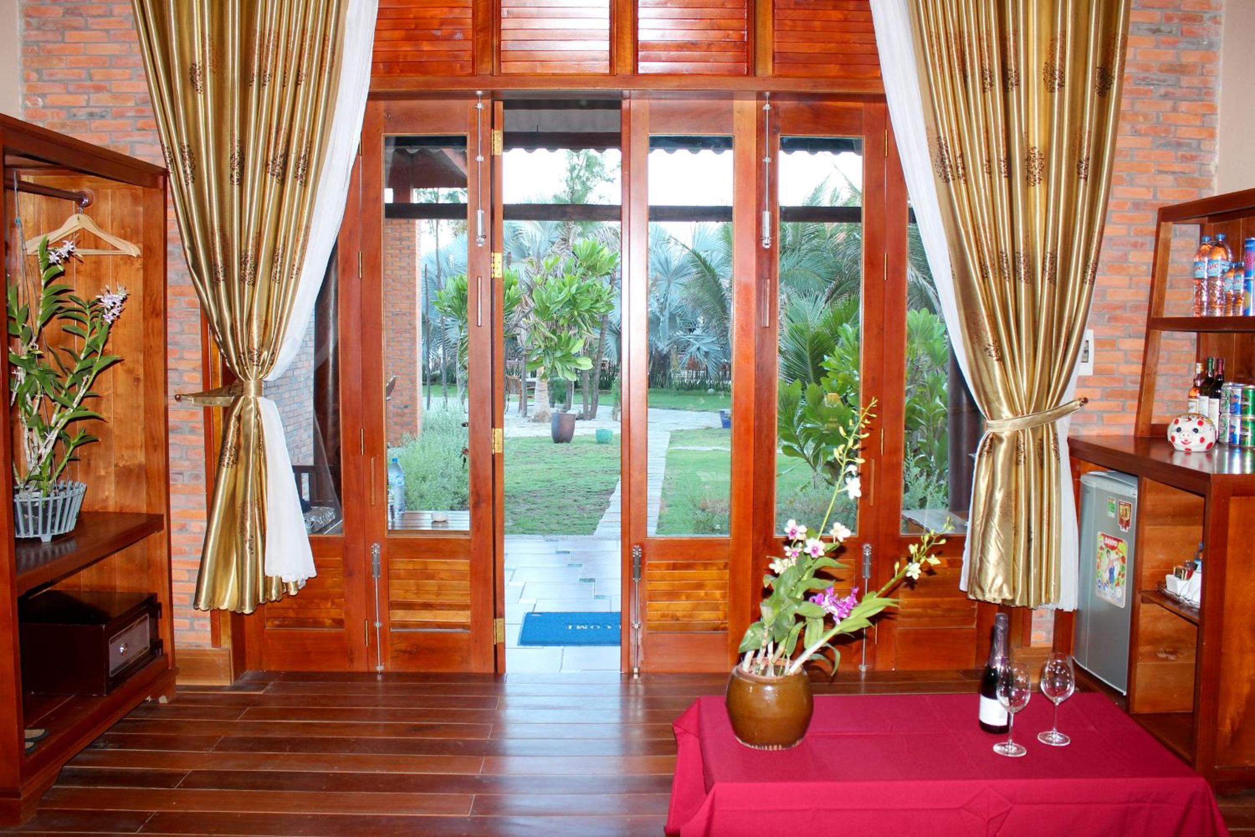 Family Room with Garden View