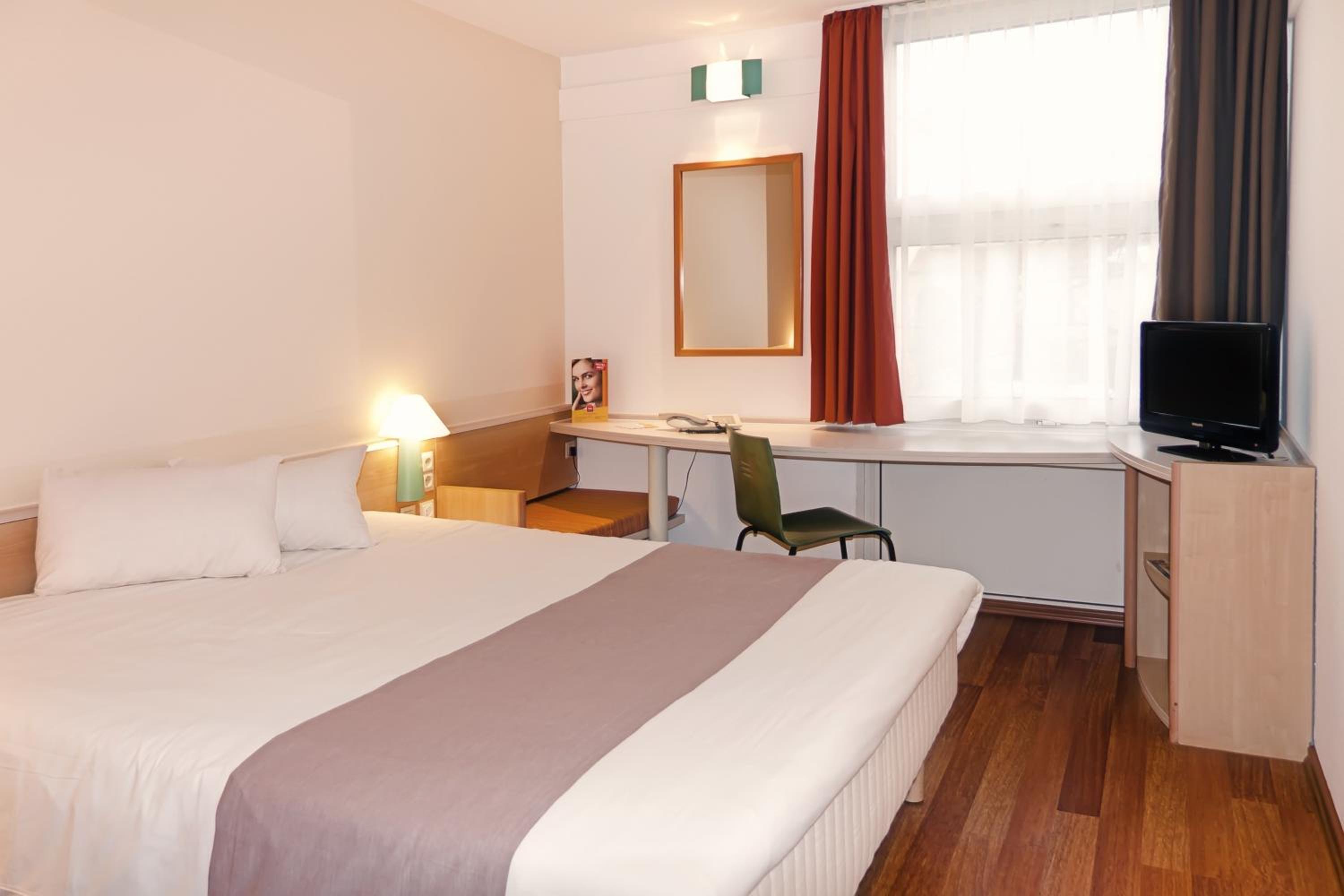 Standard King Room - Photo 2