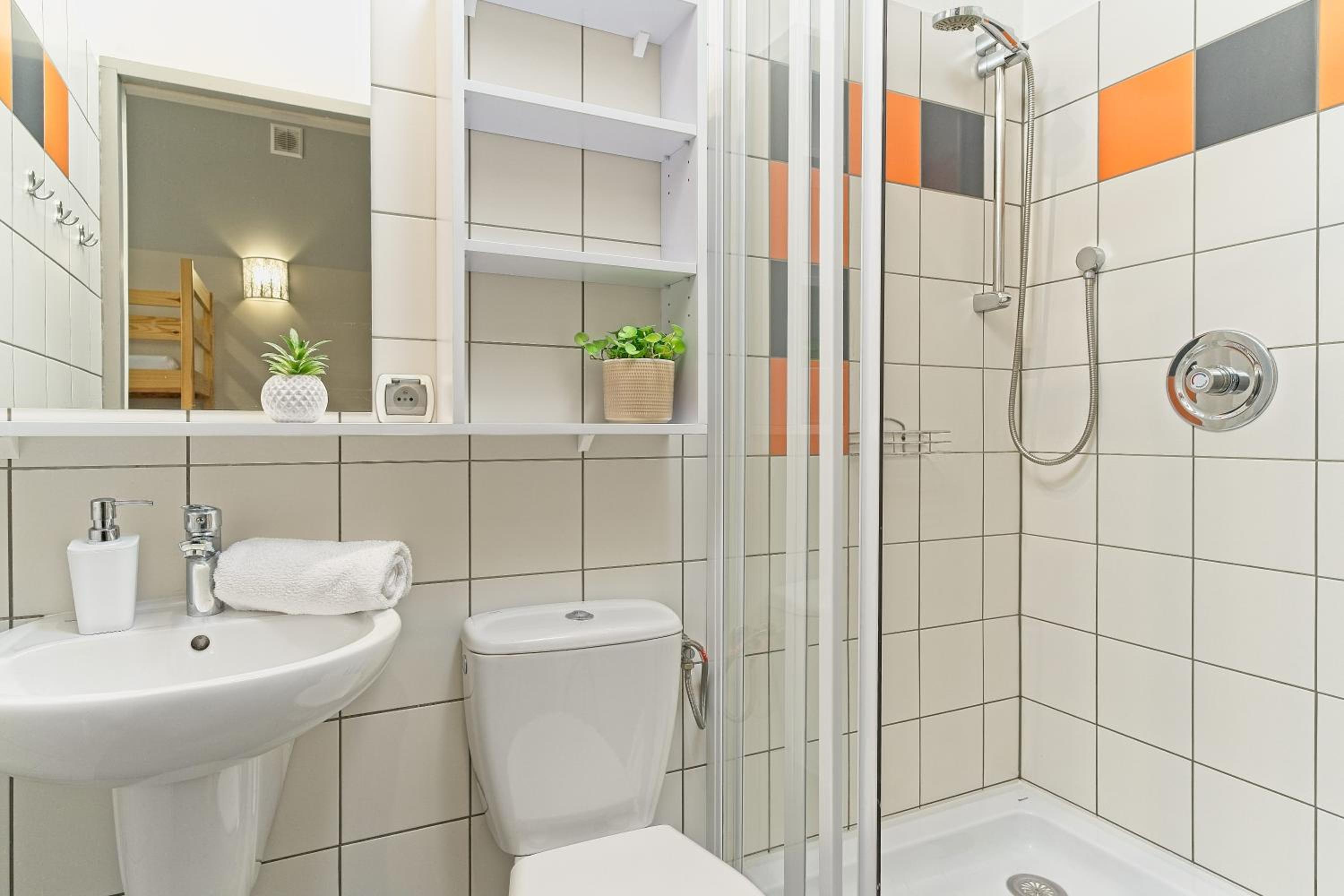 Quadruple Room with Private Bathroom - Photo 2