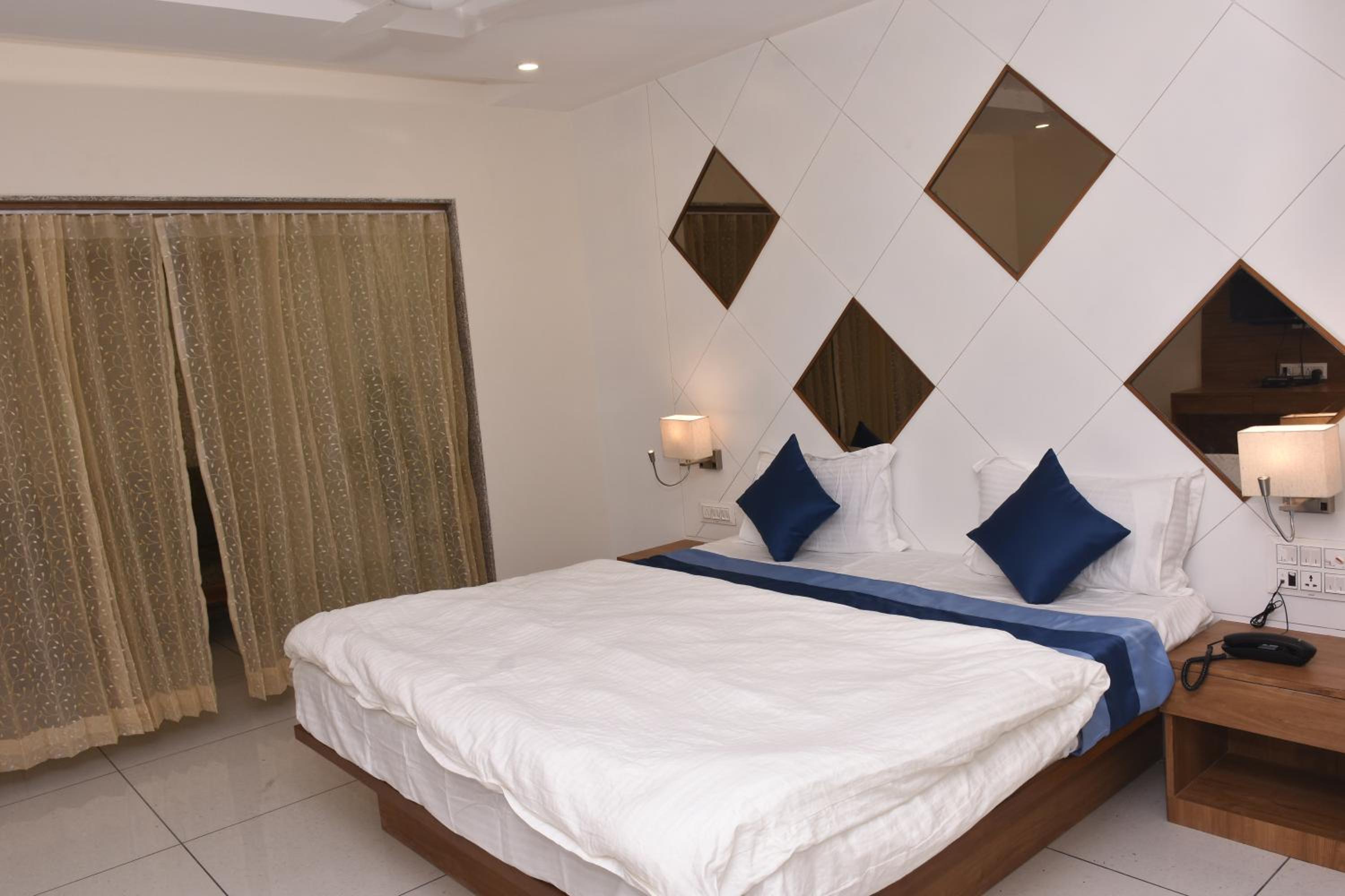 Deluxe Double Room (2 Adults + 1 Child) photo 3
