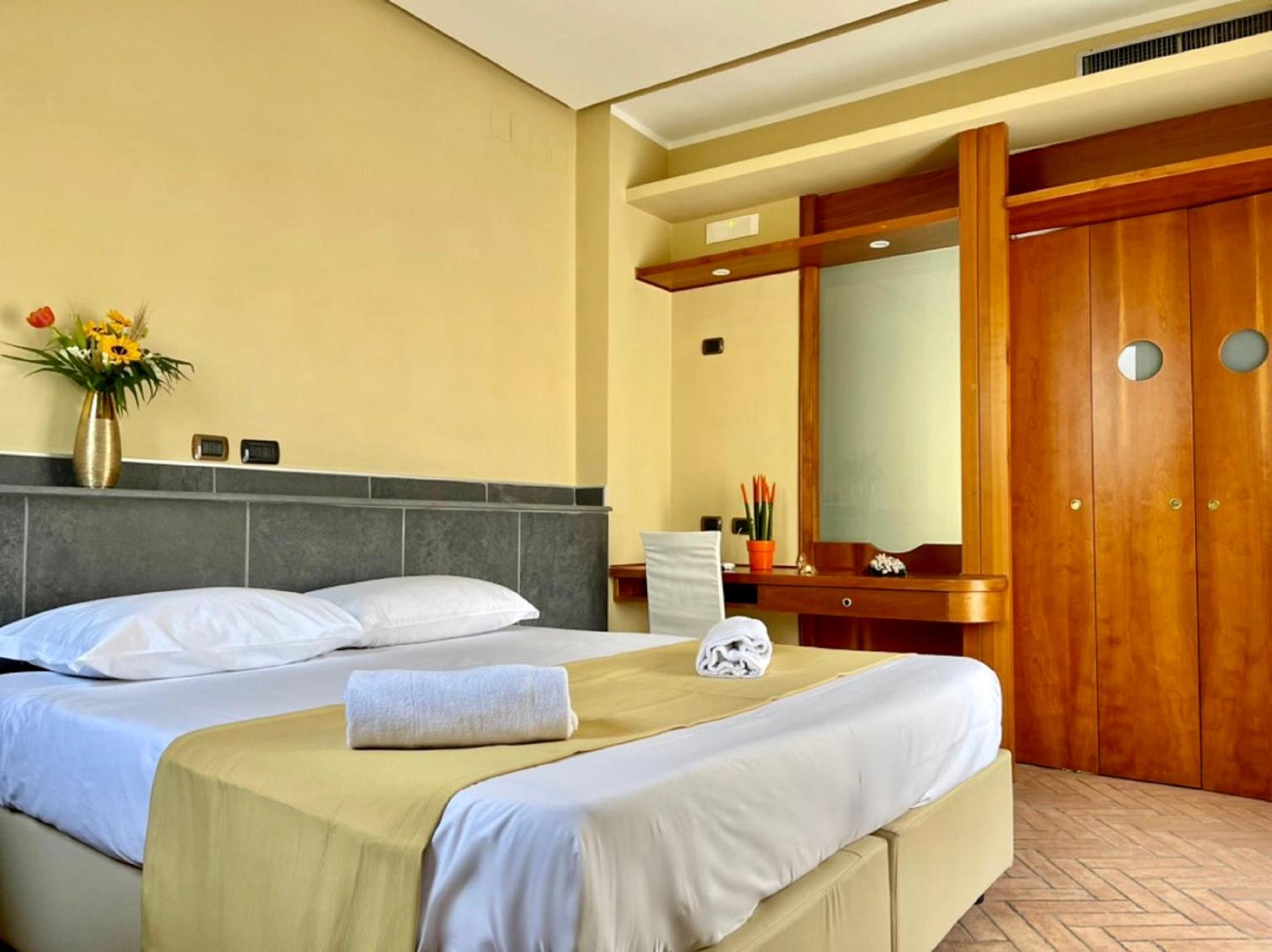 Junior Suite with Hot Tub and Terrace - Non-Smoking photo 2