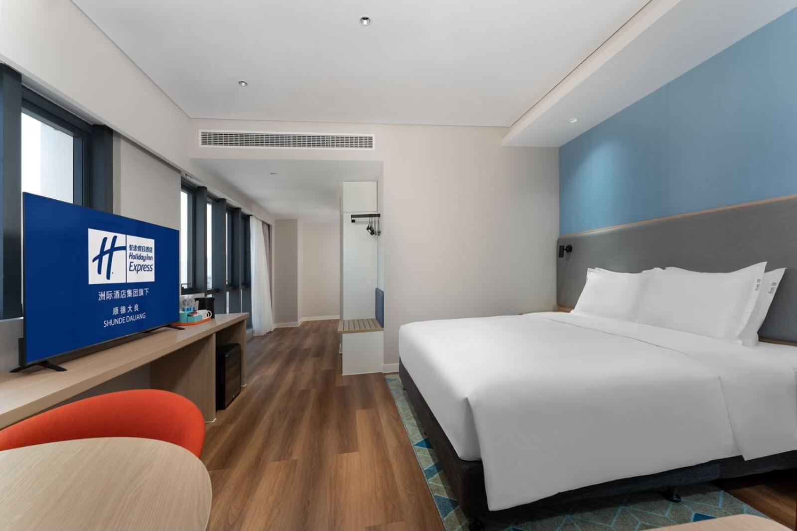 Standard King Room with Extra Floor Space - Photo 2