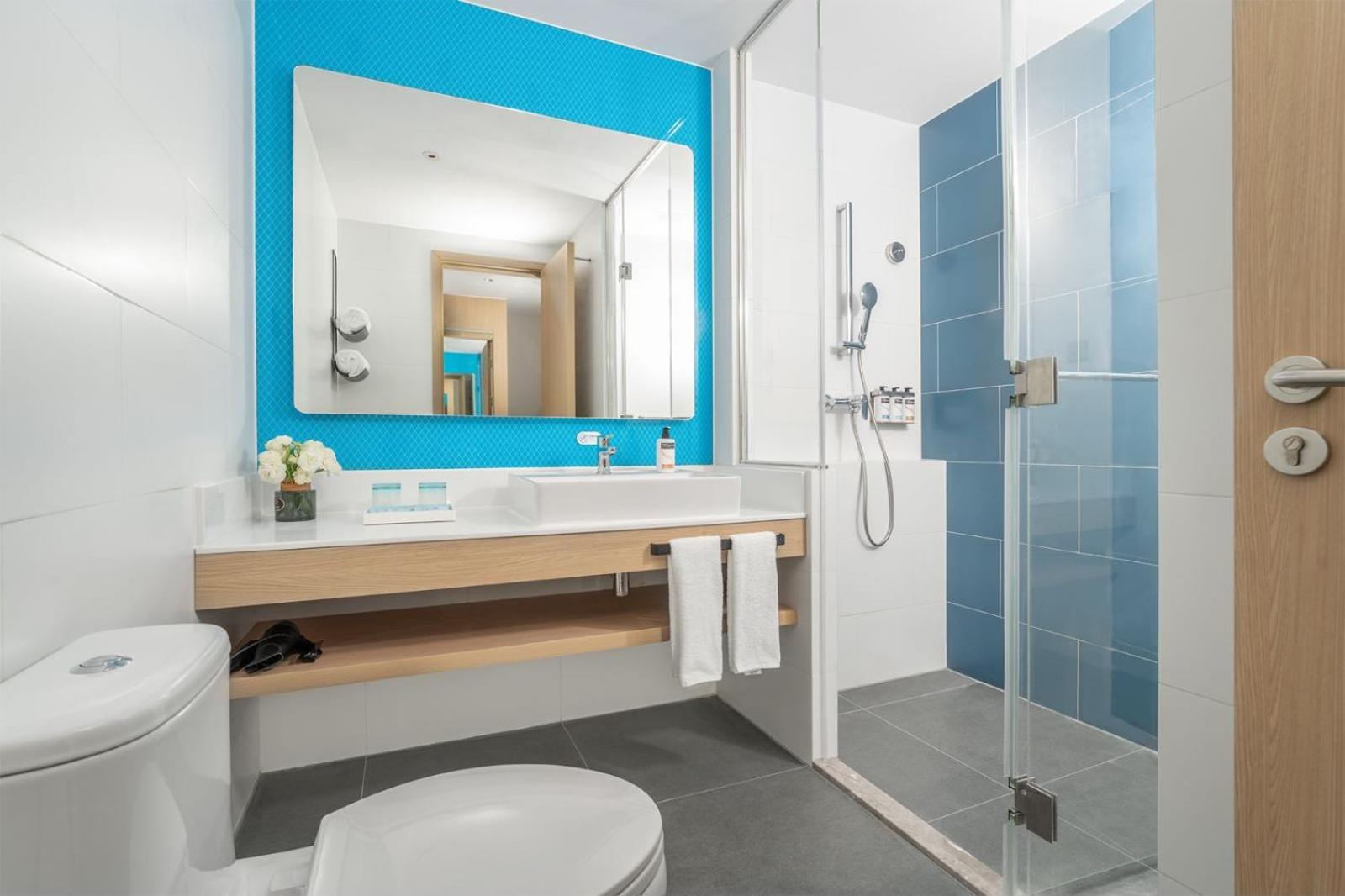 Standard King Room with Extra Floor Space - Photo 3