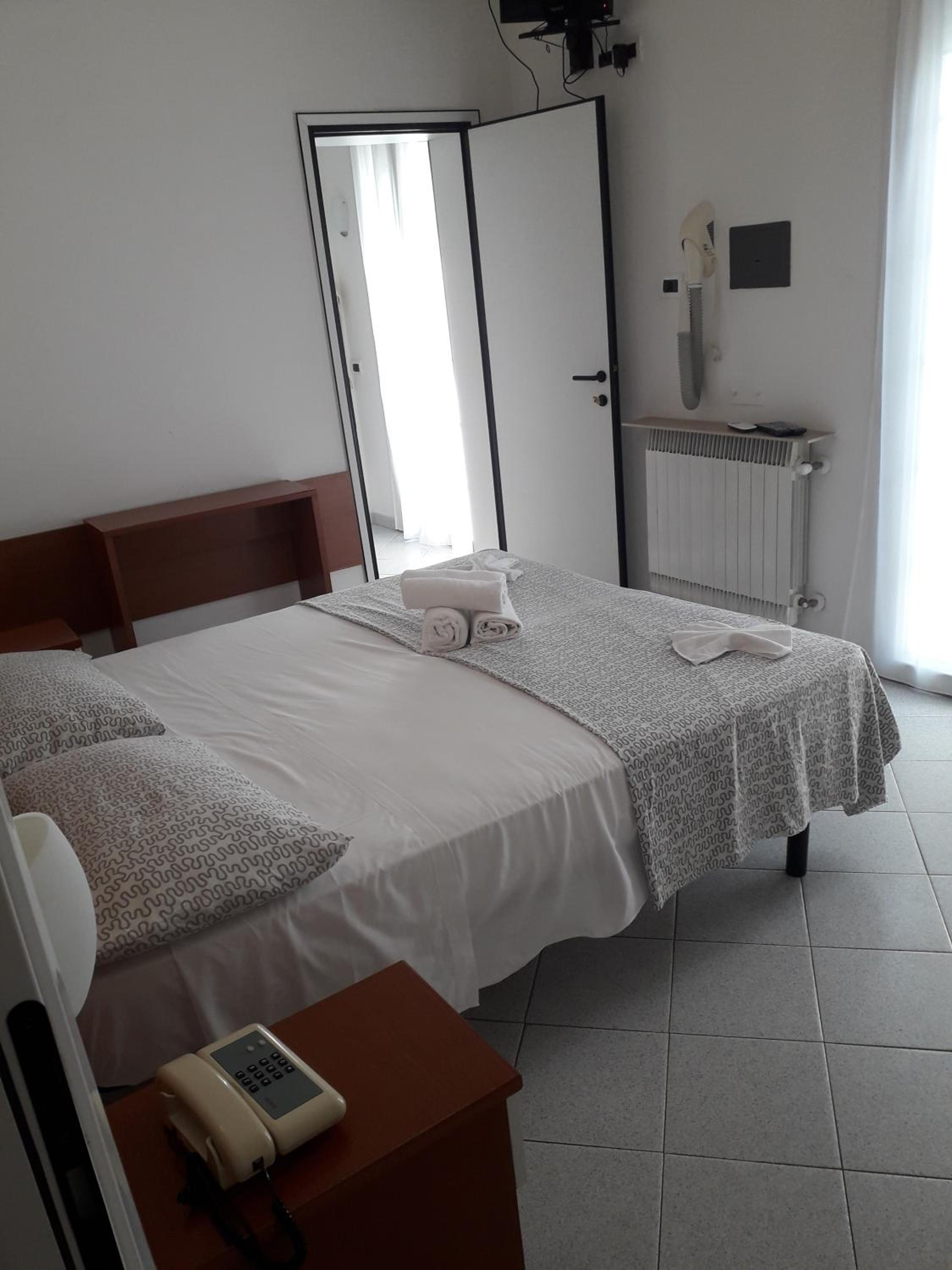 Standard Double or Twin Room - Photo 1