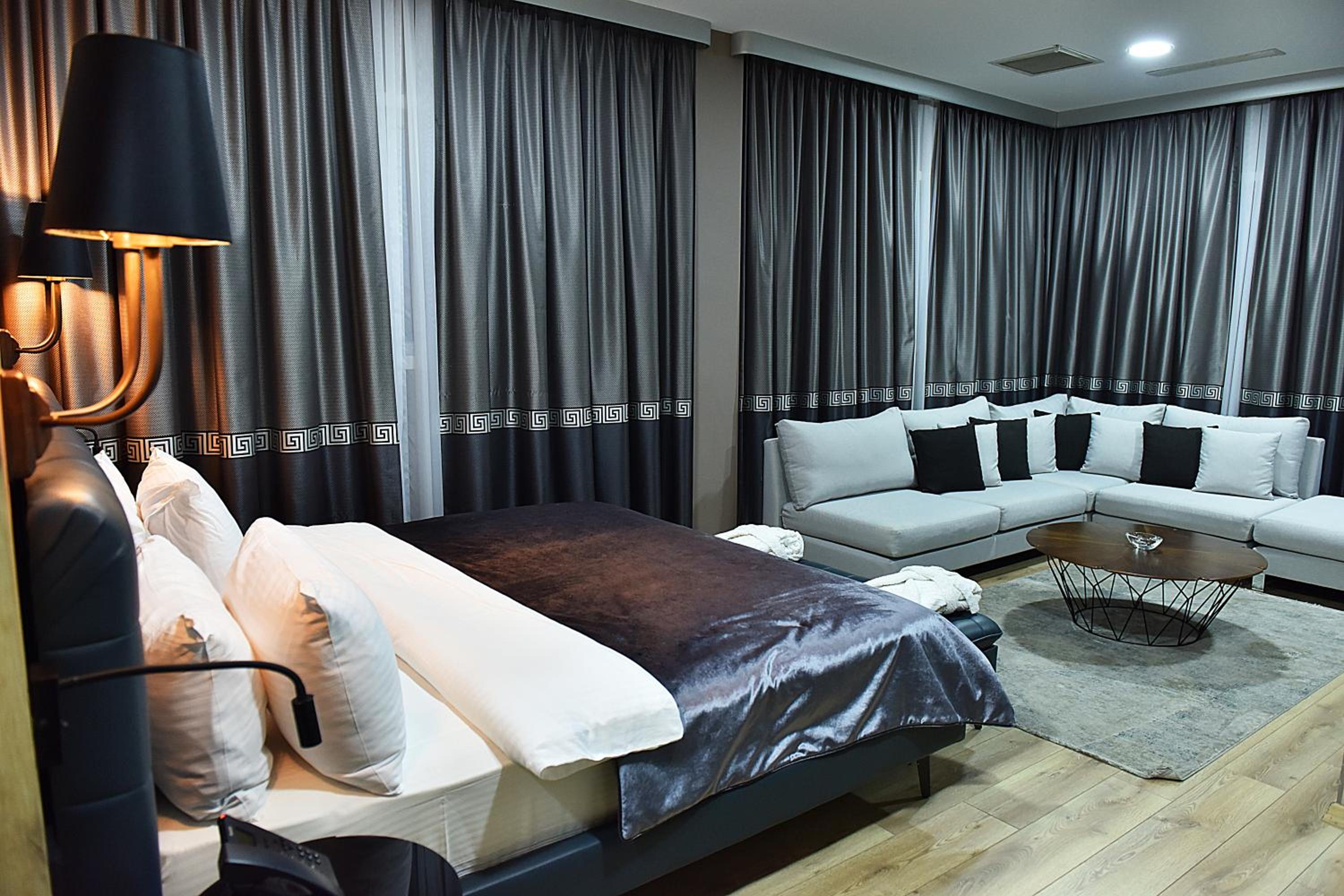 Deluxe Double Room with Balcony photo 2