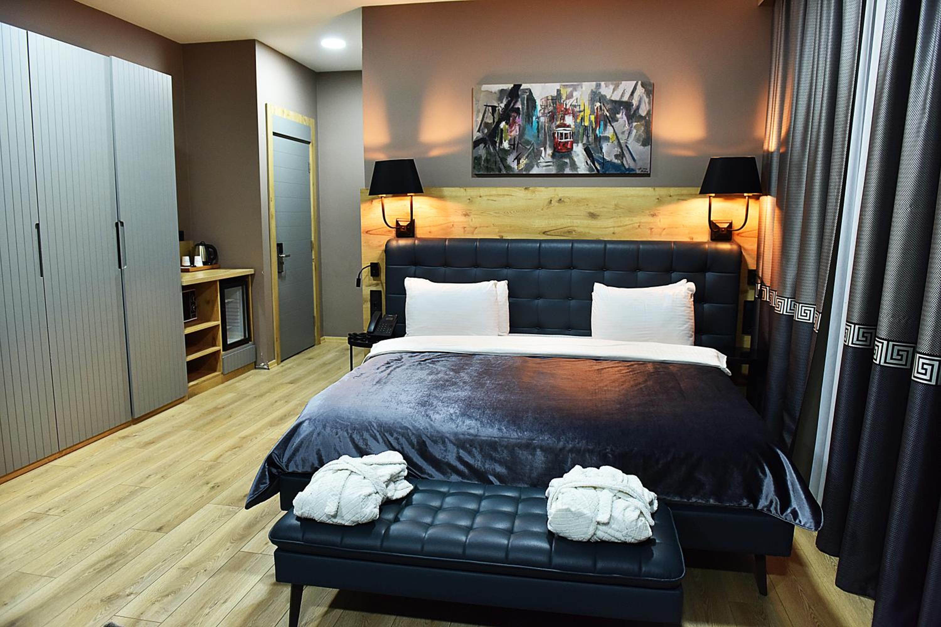Deluxe Double Room with Balcony photo 3