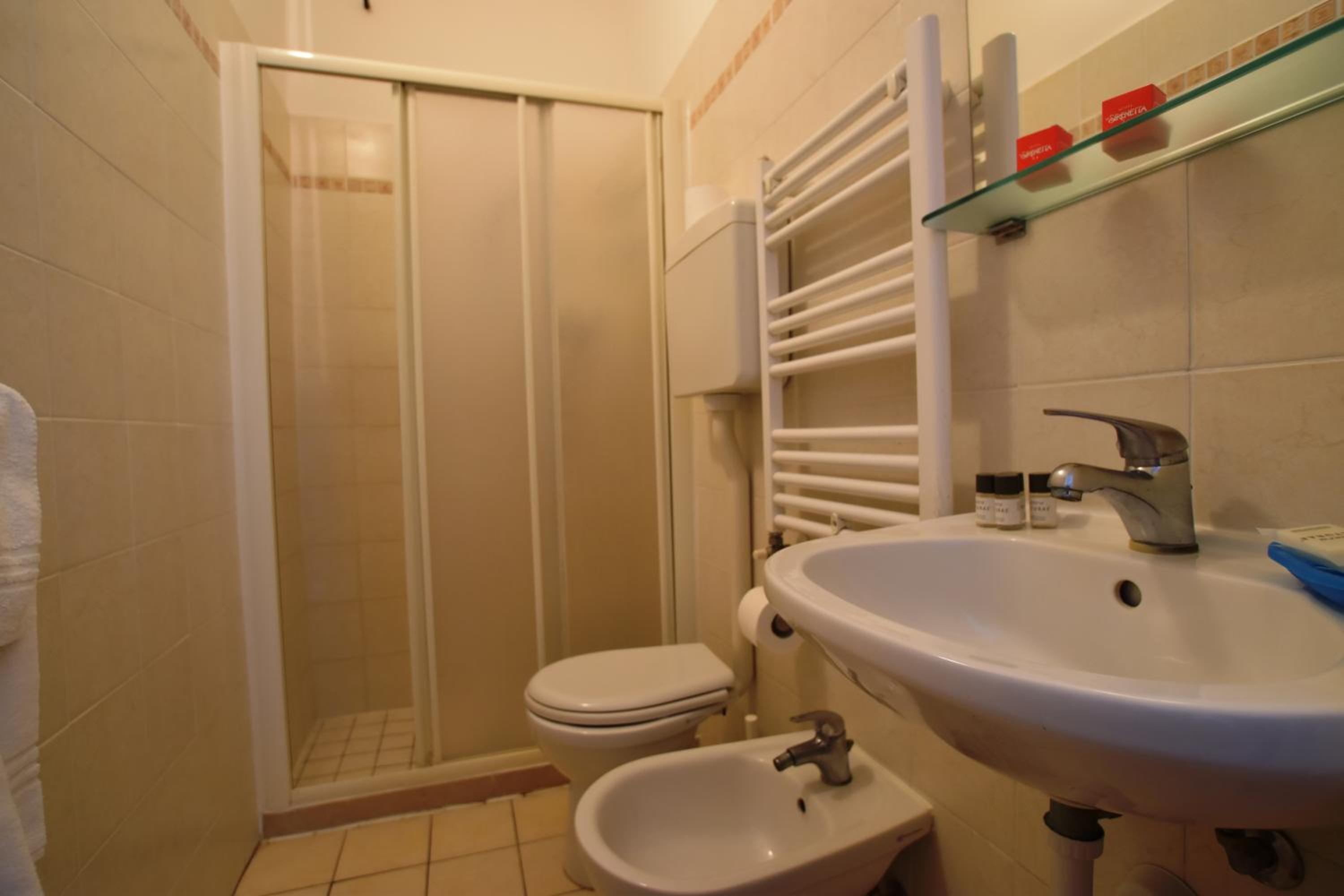Standard Double or Twin Room - Photo 14