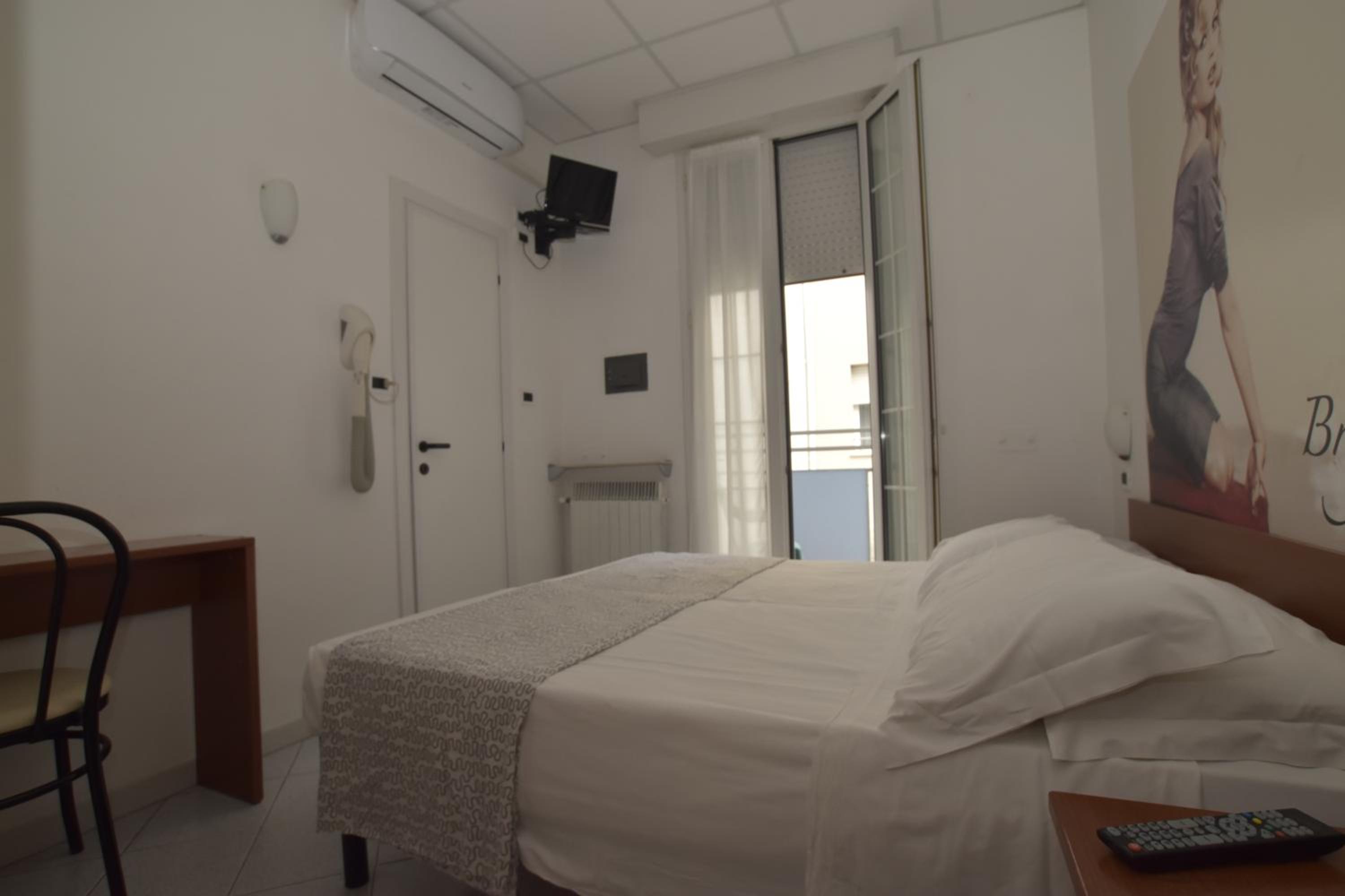 Standard Double or Twin Room - Photo 8