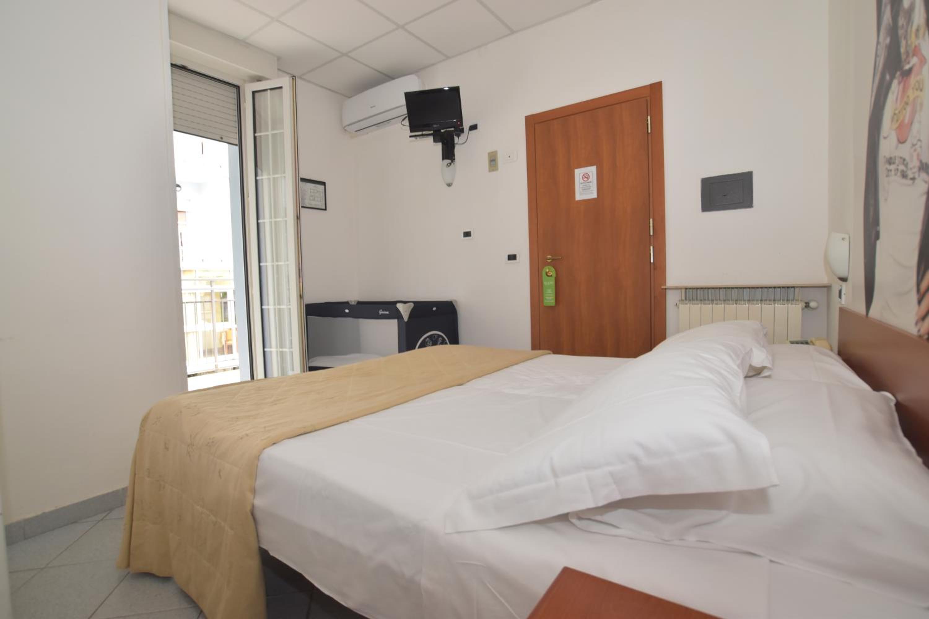 Standard Double or Twin Room - Photo 3