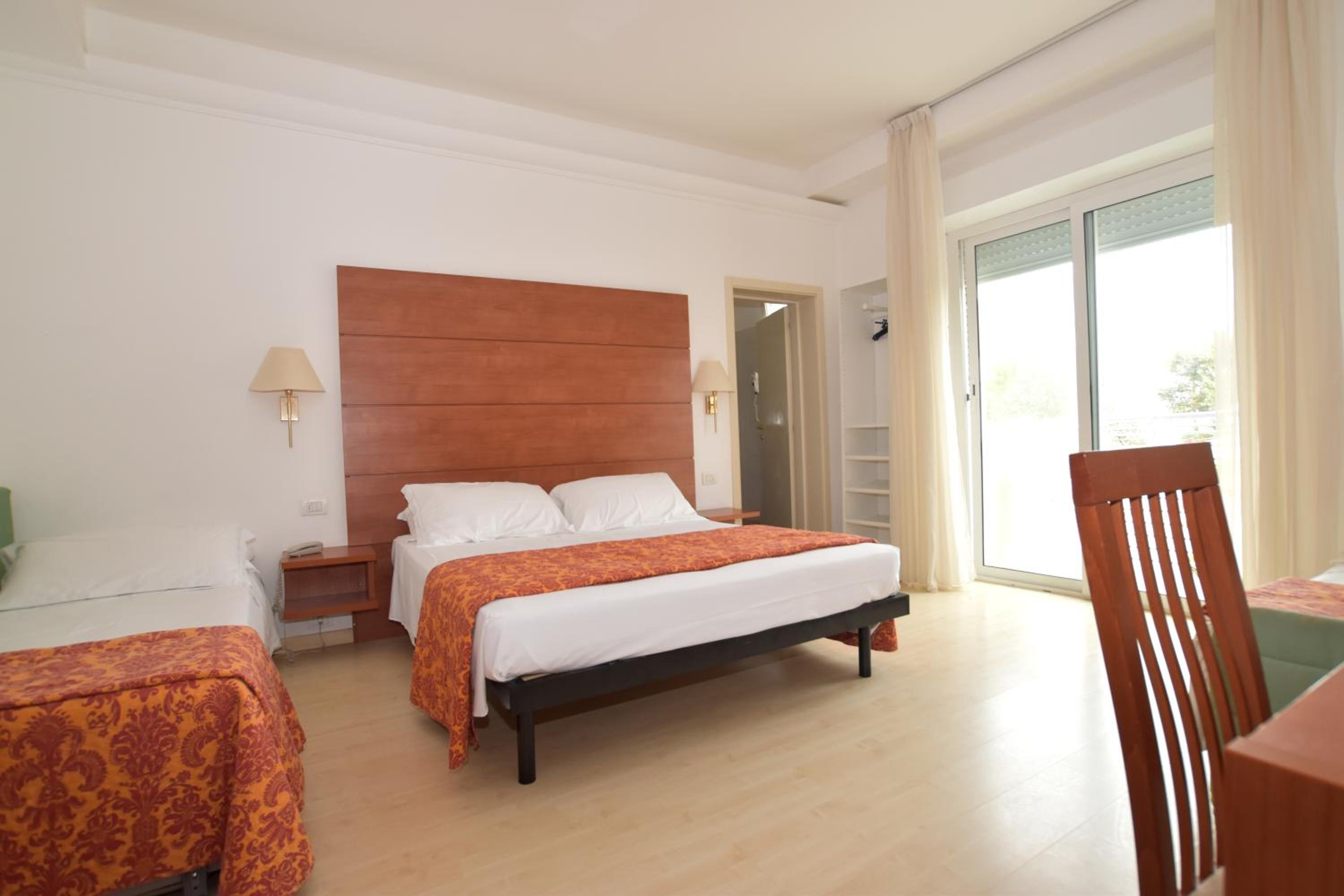 Deluxe Quadruple Room - Photo 8