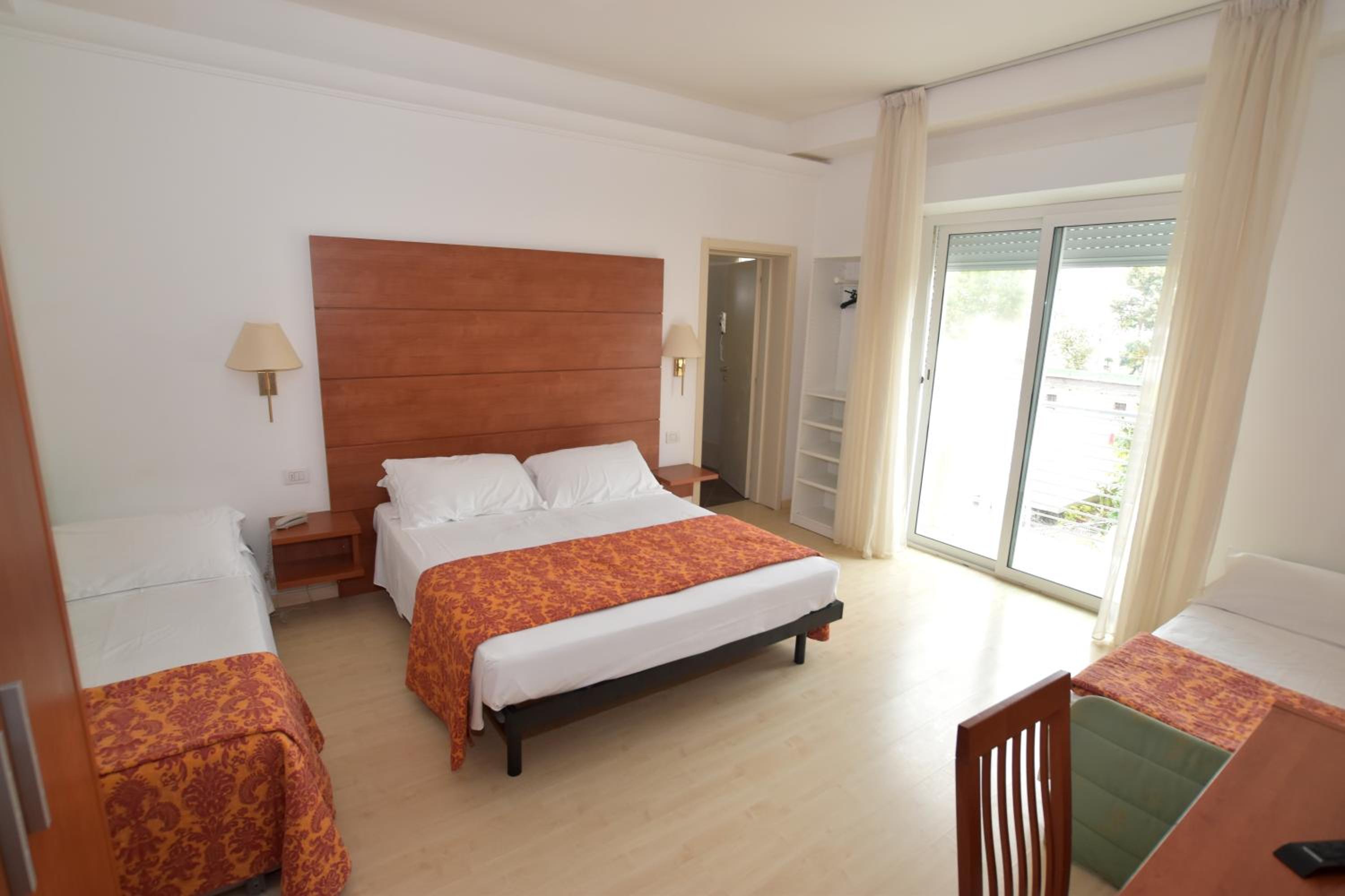 Deluxe Quadruple Room - Photo 9