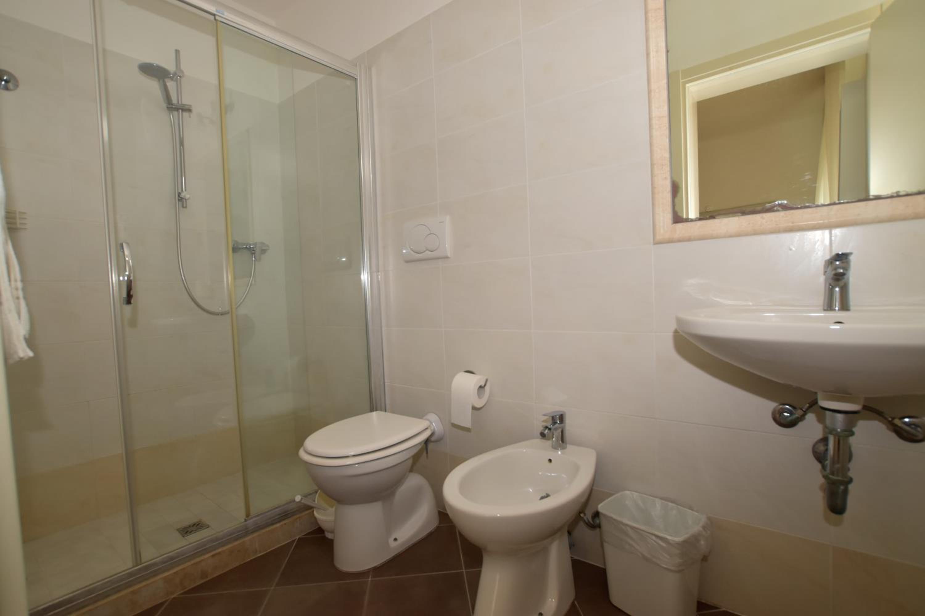 Deluxe Quadruple Room - Photo 4