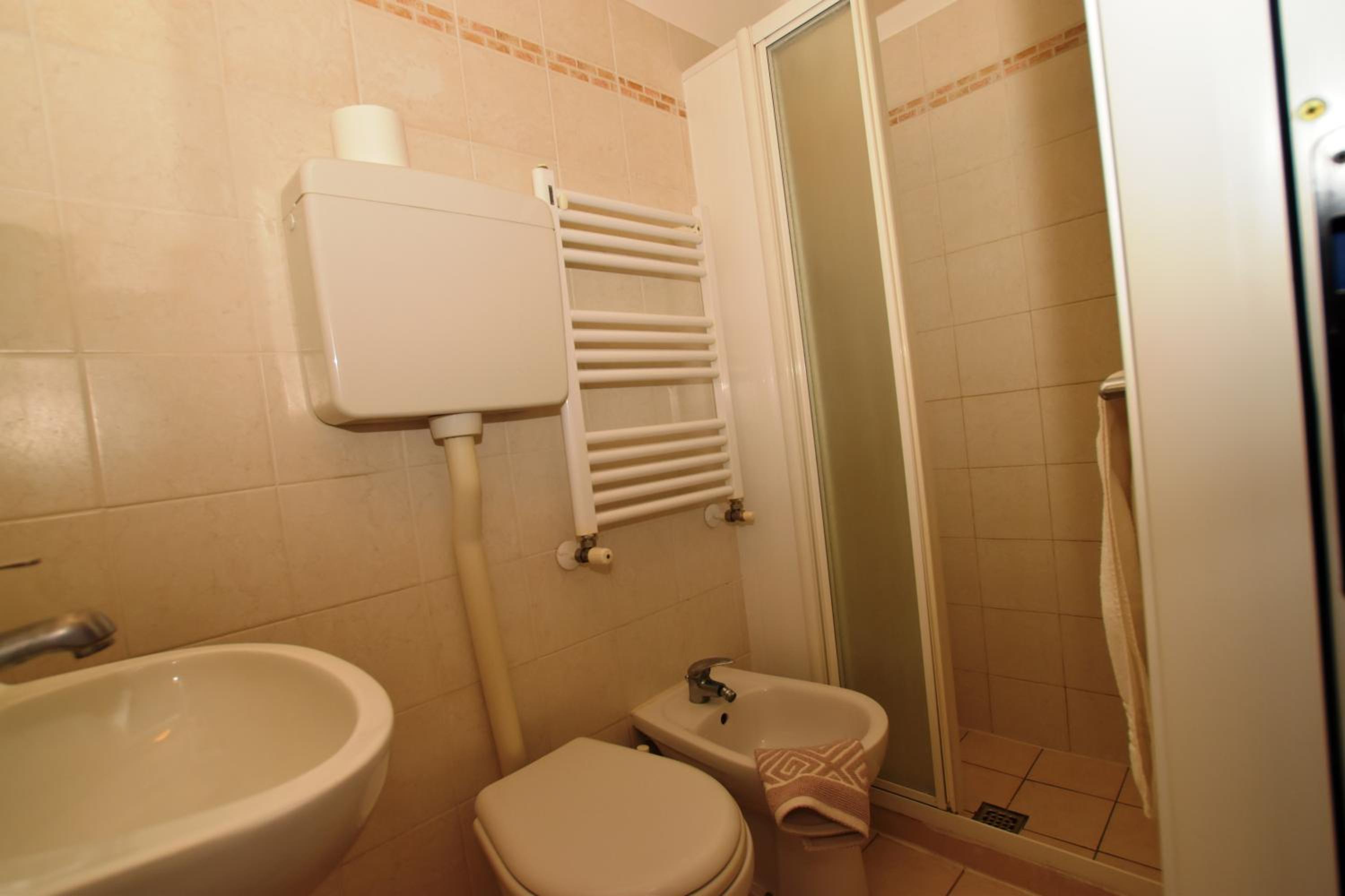 Standard Double or Twin Room - Photo 6