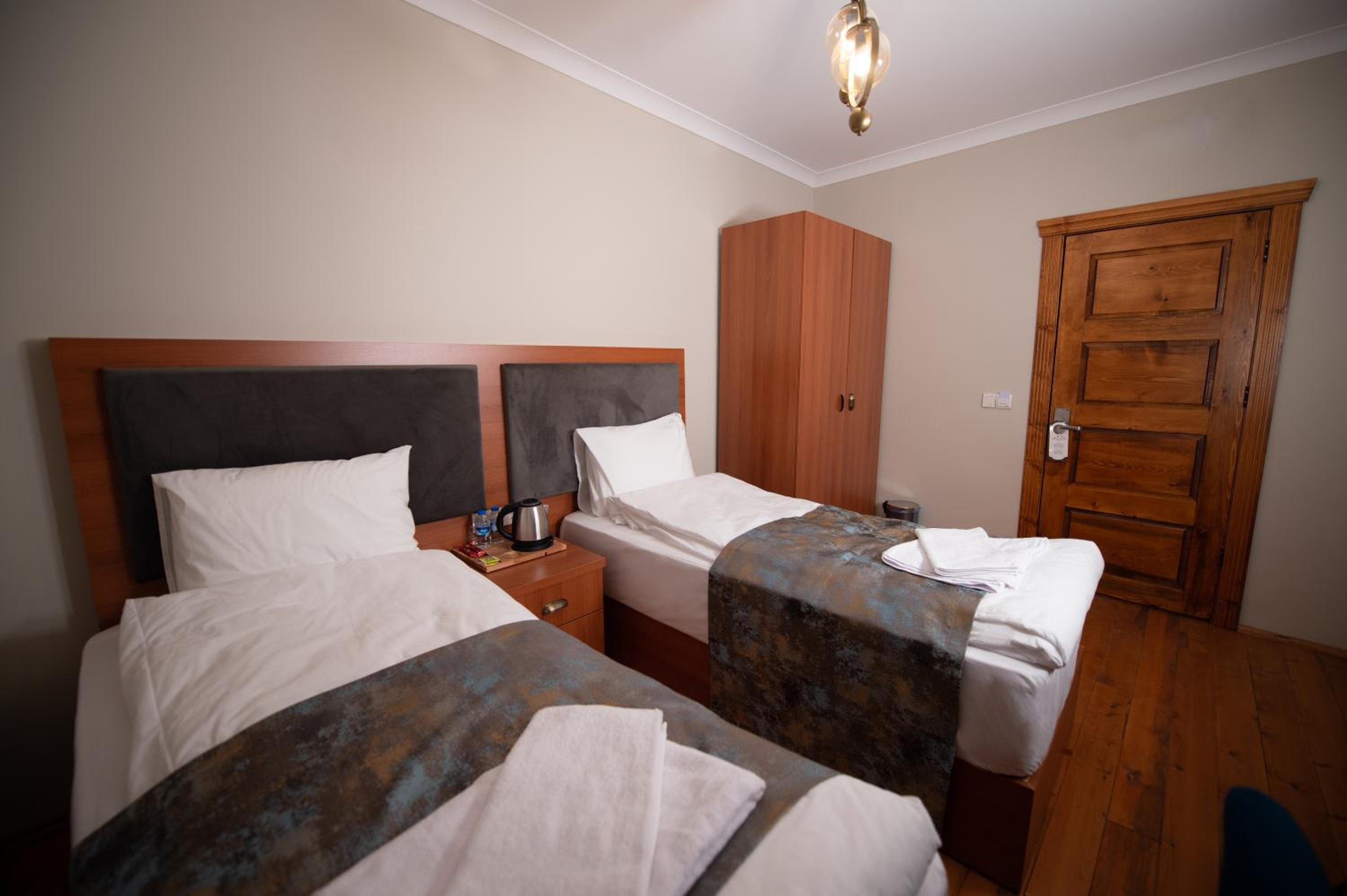 Standard Twin Room - Photo 3