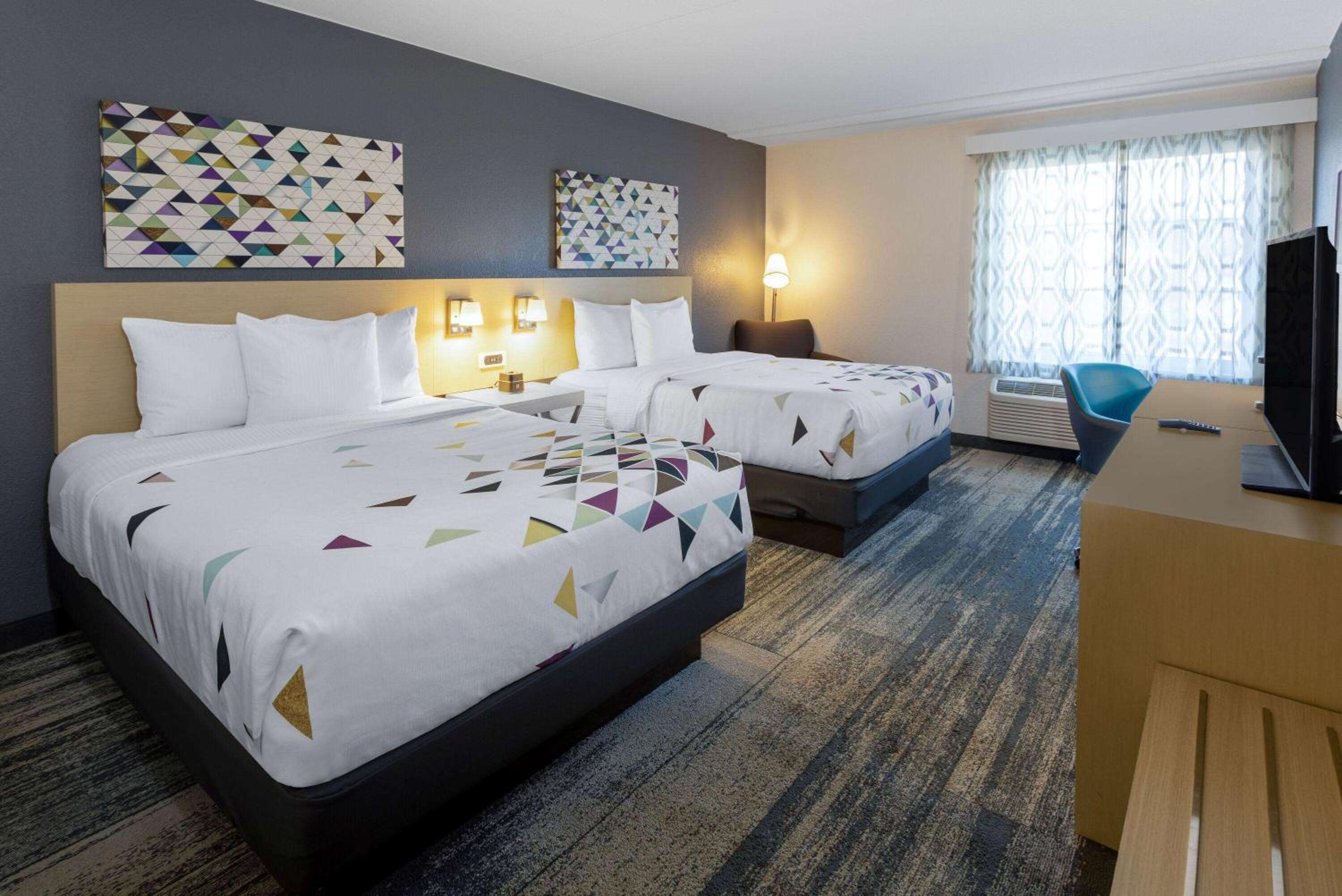 Queen Room with Two Queen Beds - Non-Smoking photo 3