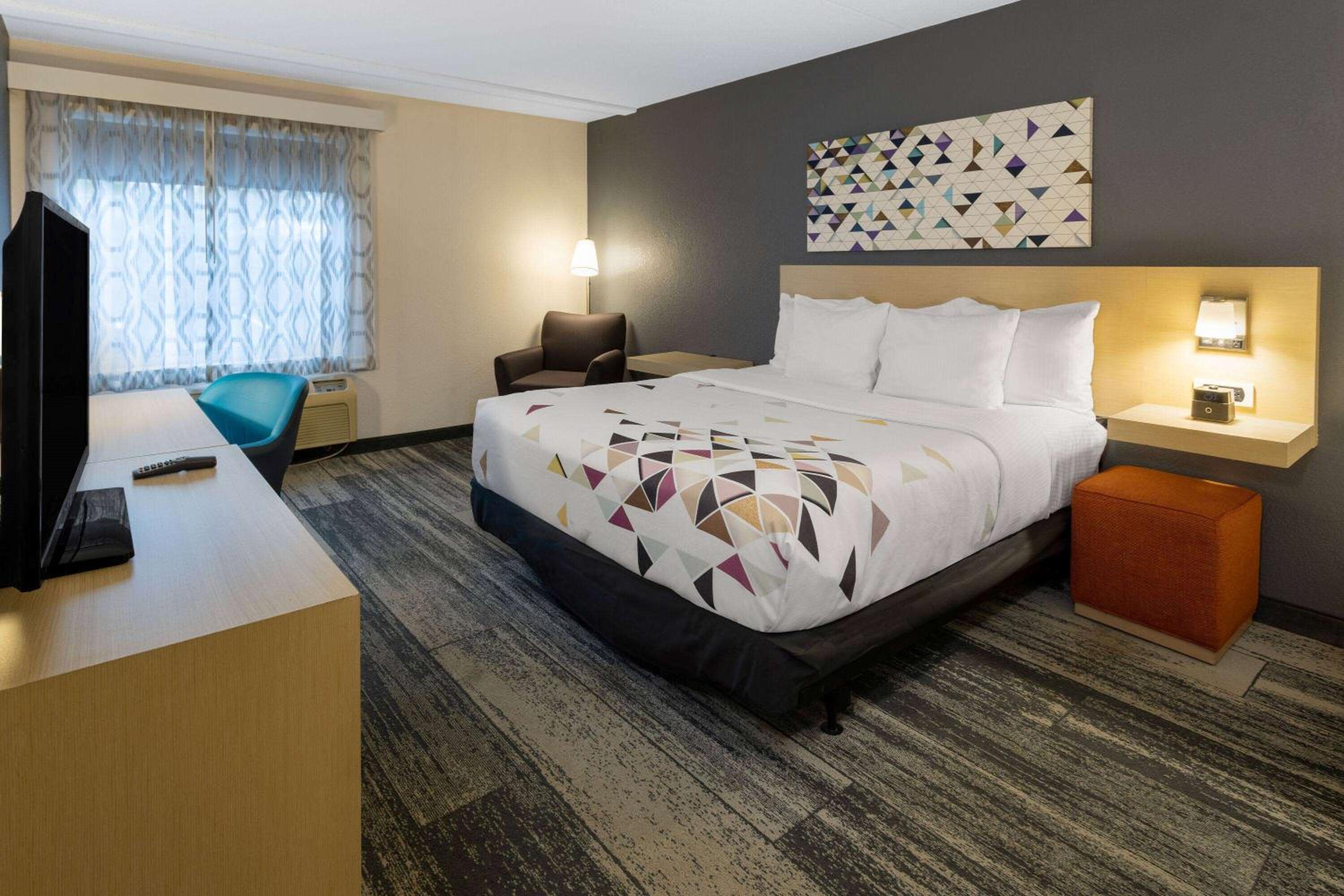 1 King Bed, Mobility and Hearing Accessible Room, Bathtub w/ Grab Bars, NSMK photo 3