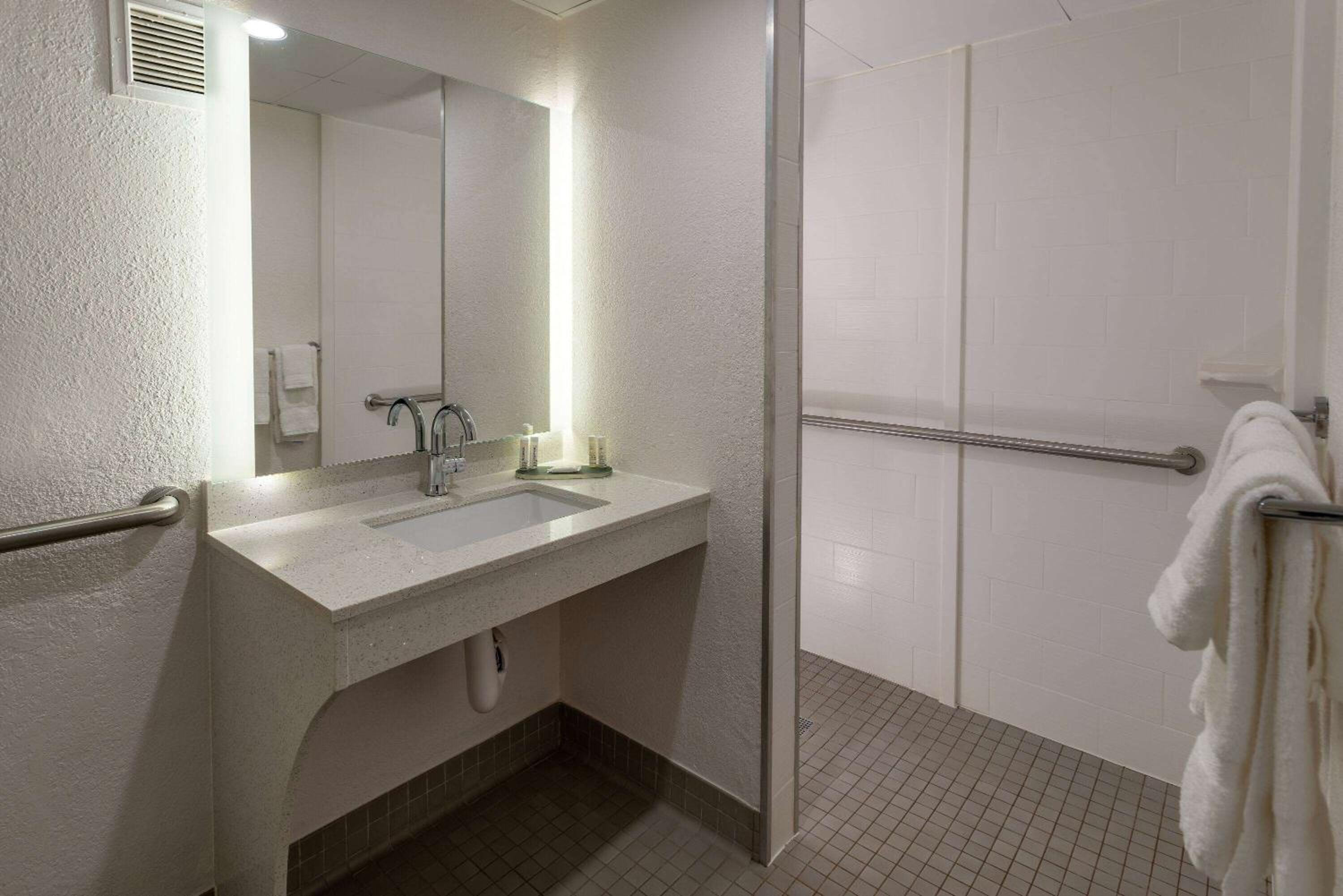 2 Queen Beds, Mobility and Hearing Accessible Room, Roll-In Shower, Non-Smoking photo 3