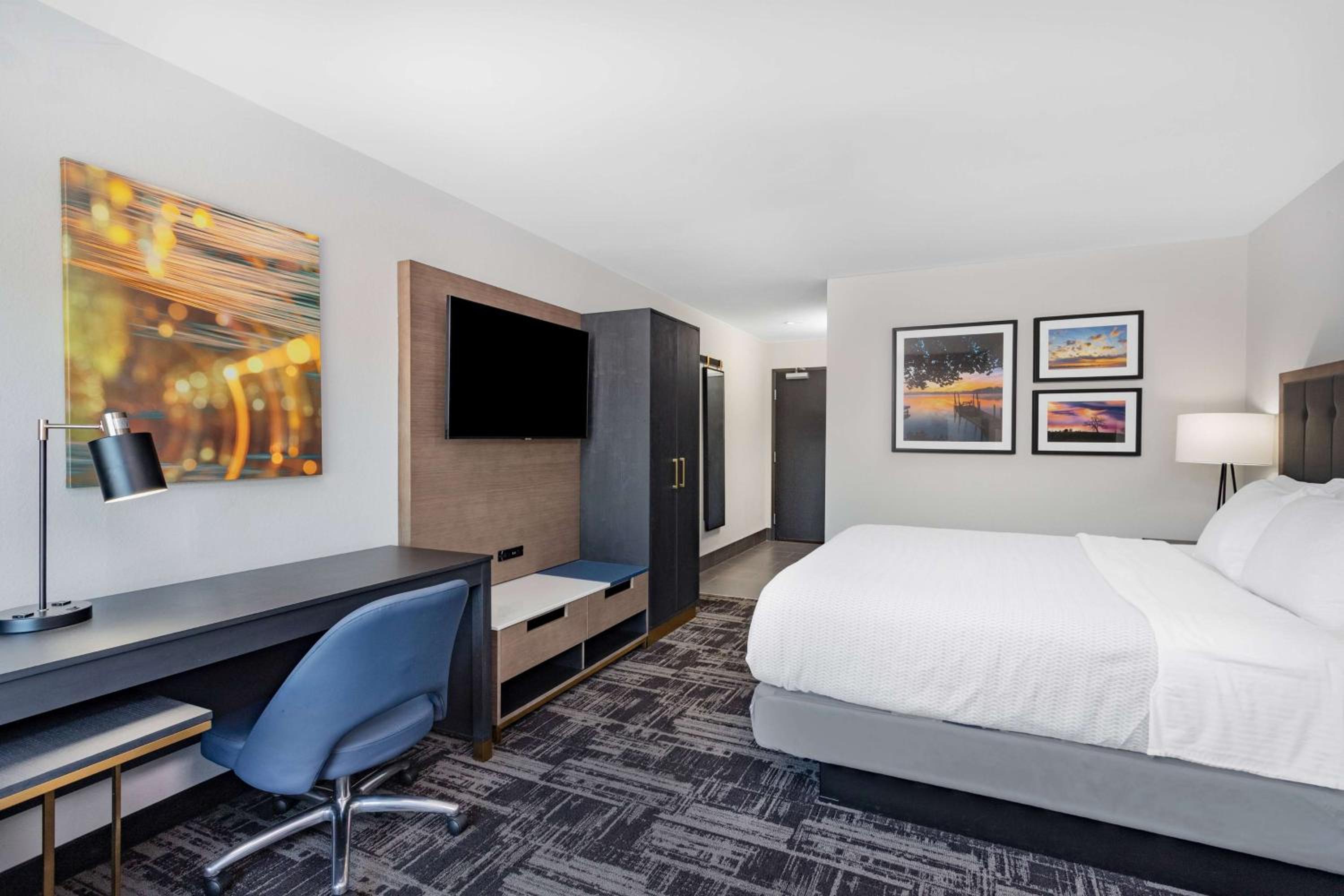 King Room - Non-Smoking - Photo 3