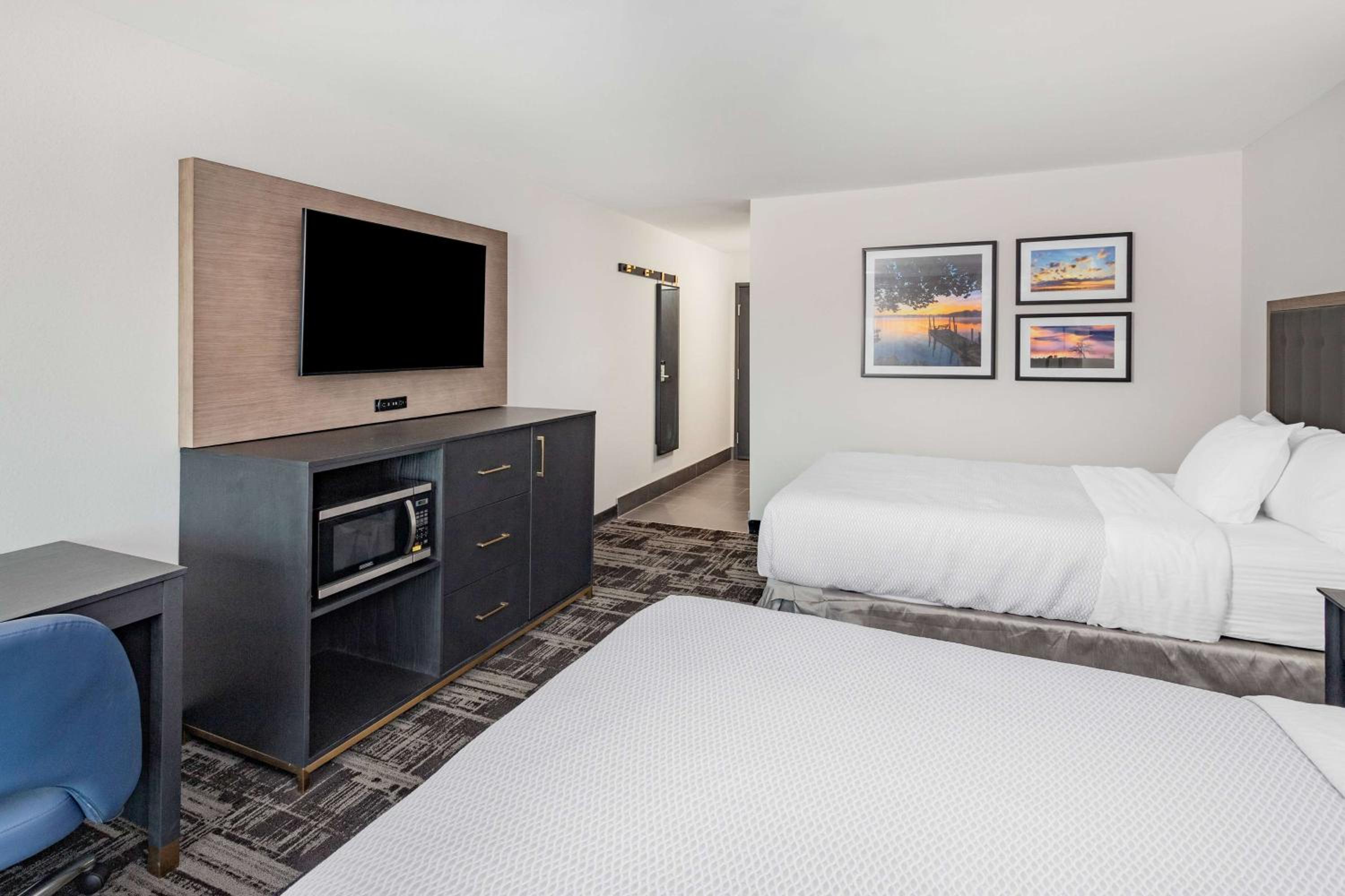 2 Queen Beds, Mobility Accessible Room, Bathtub w/Grab Bars, Non-Smoking - Photo 5