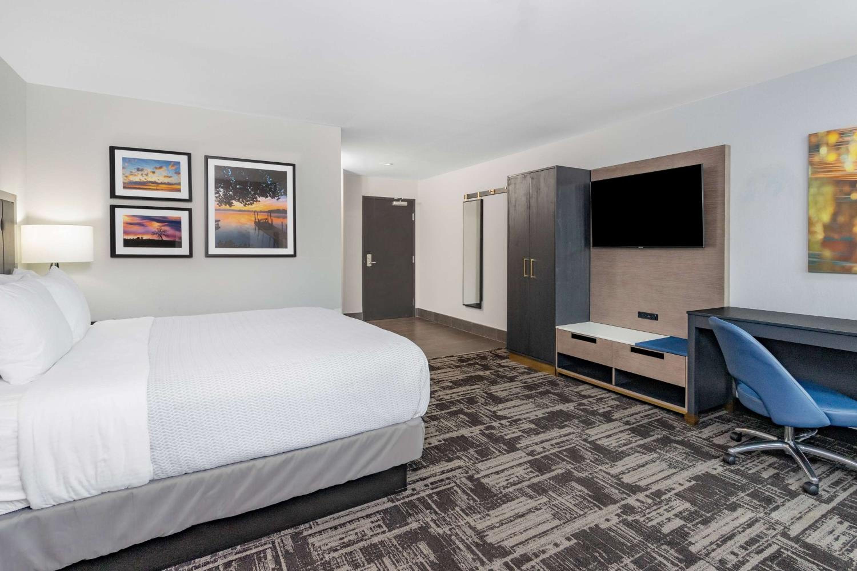 King Room - Non-Smoking - Photo 5