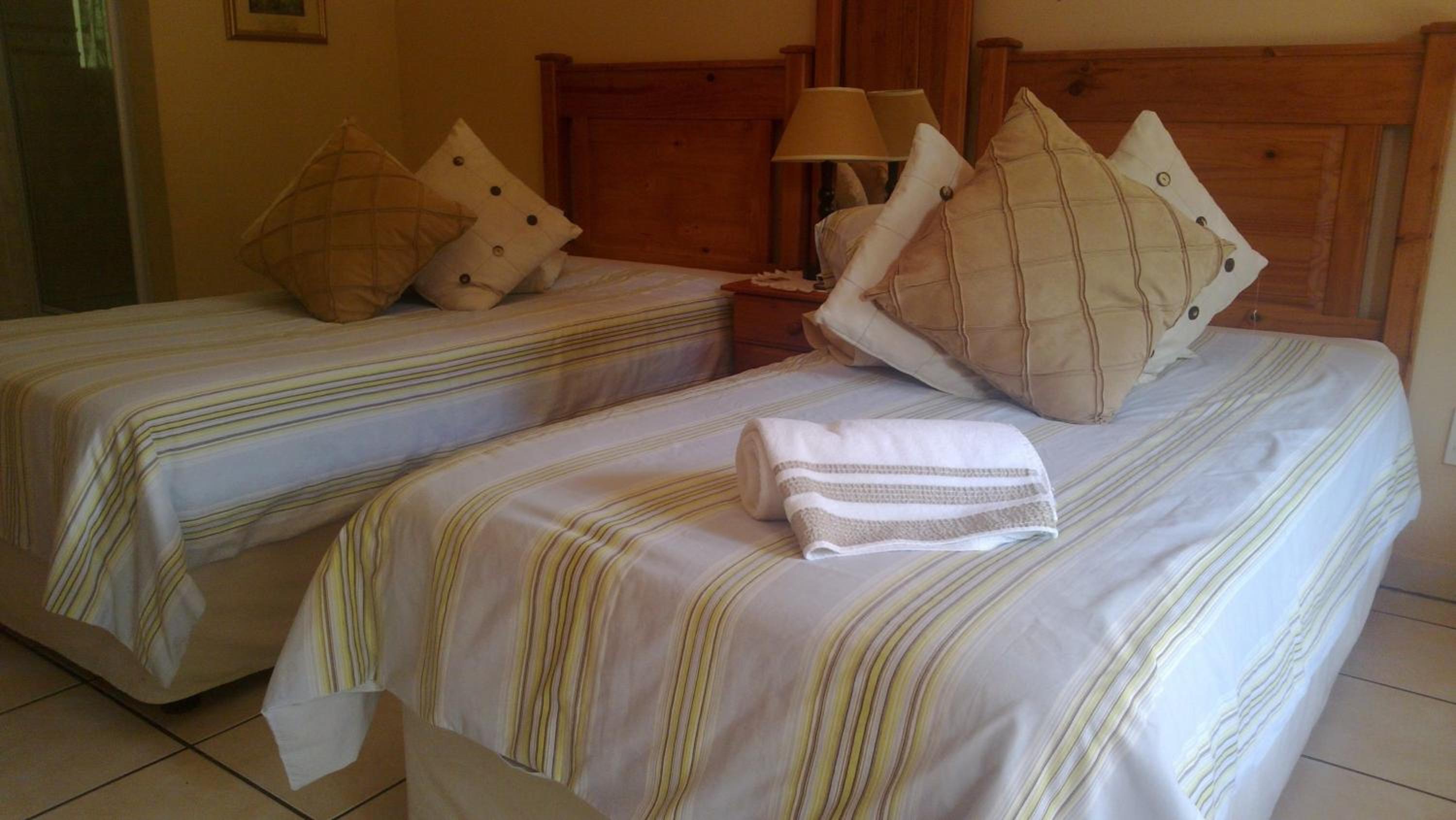 Standard Twin Room with Shared Bathroom photo 1