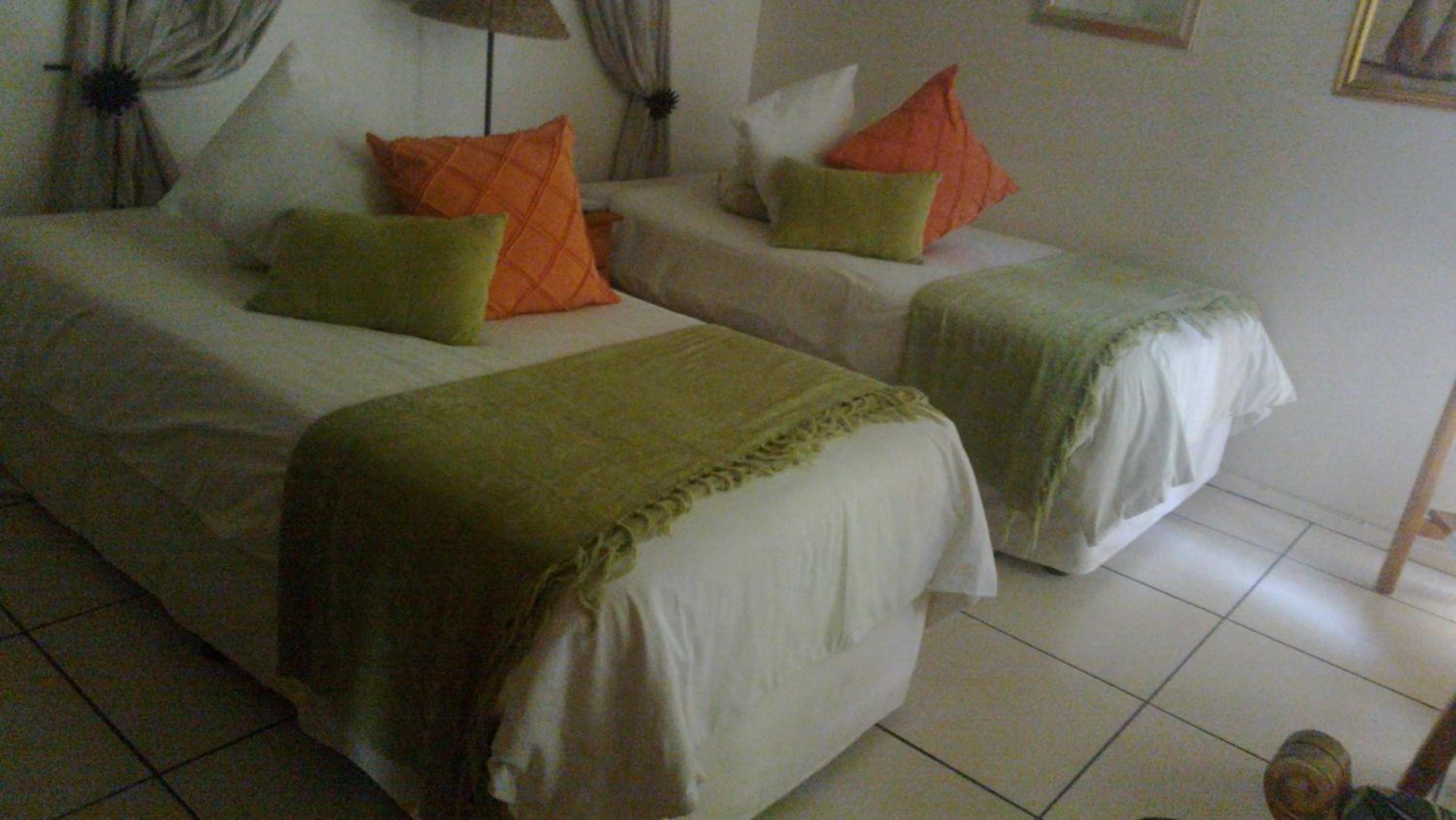 Standard Twin Room with Shared Bathroom photo 3