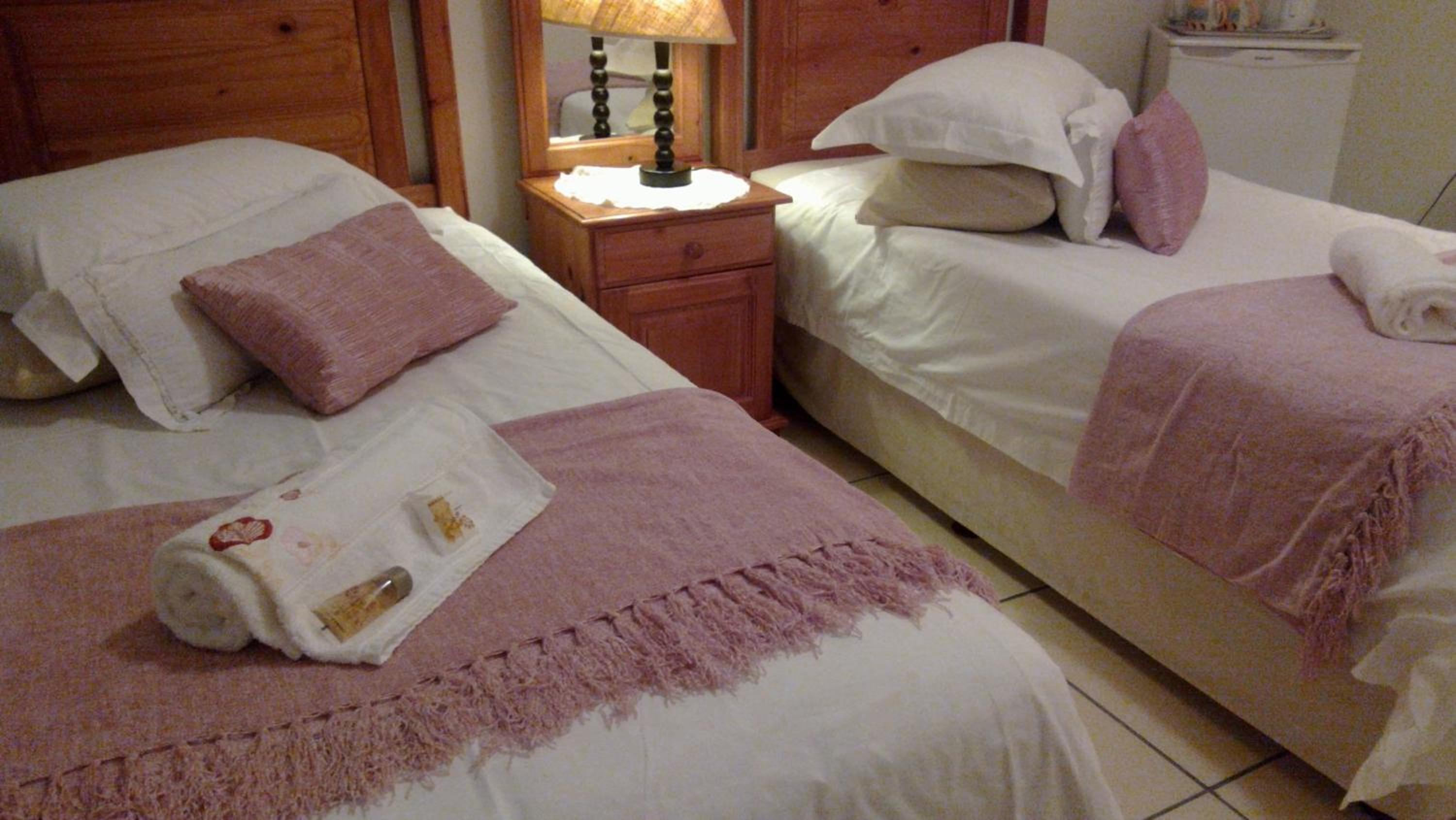 Standard Twin Room with Shared Bathroom photo 2