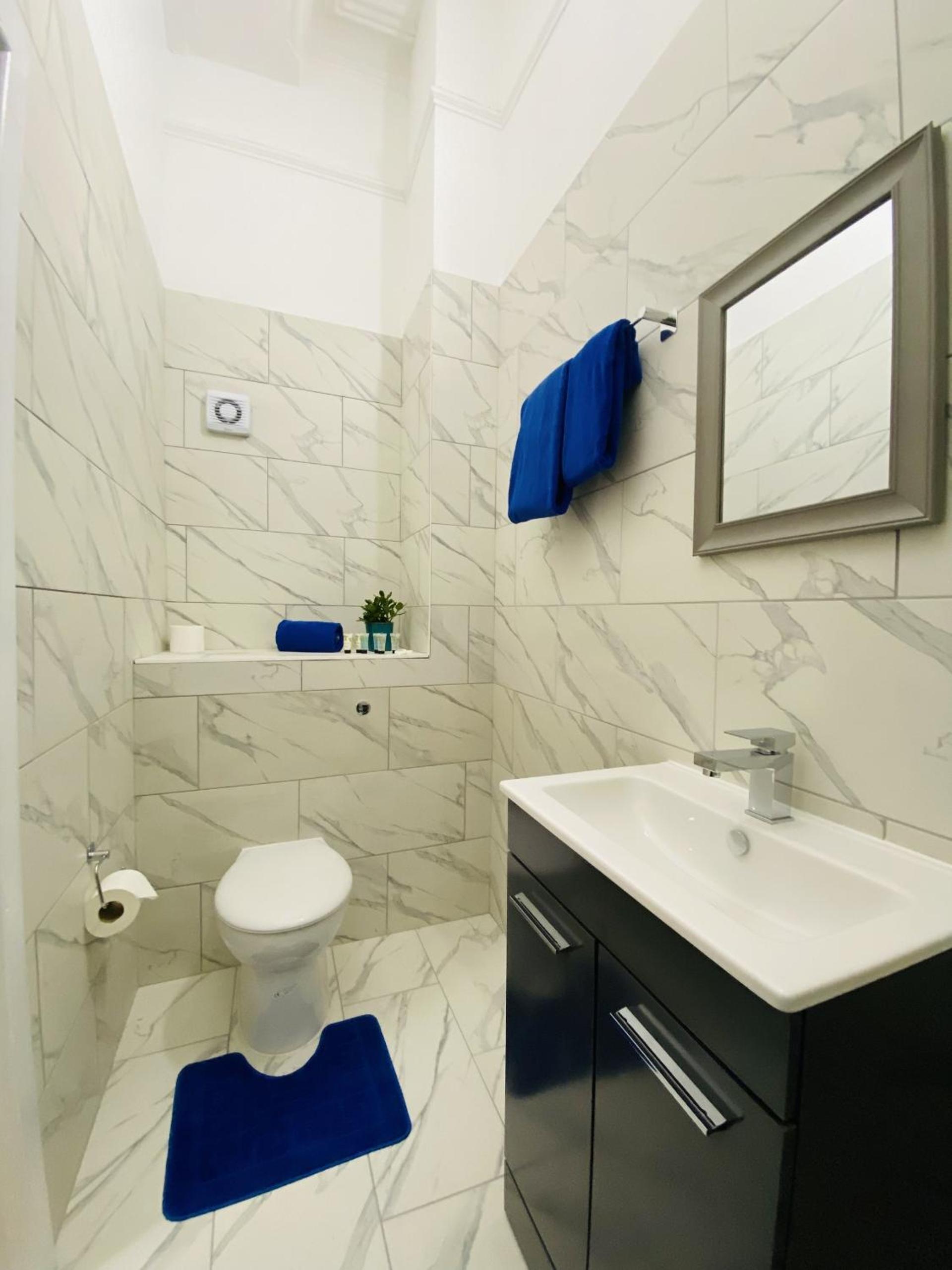 Superior Twin Room with City View - Photo 3