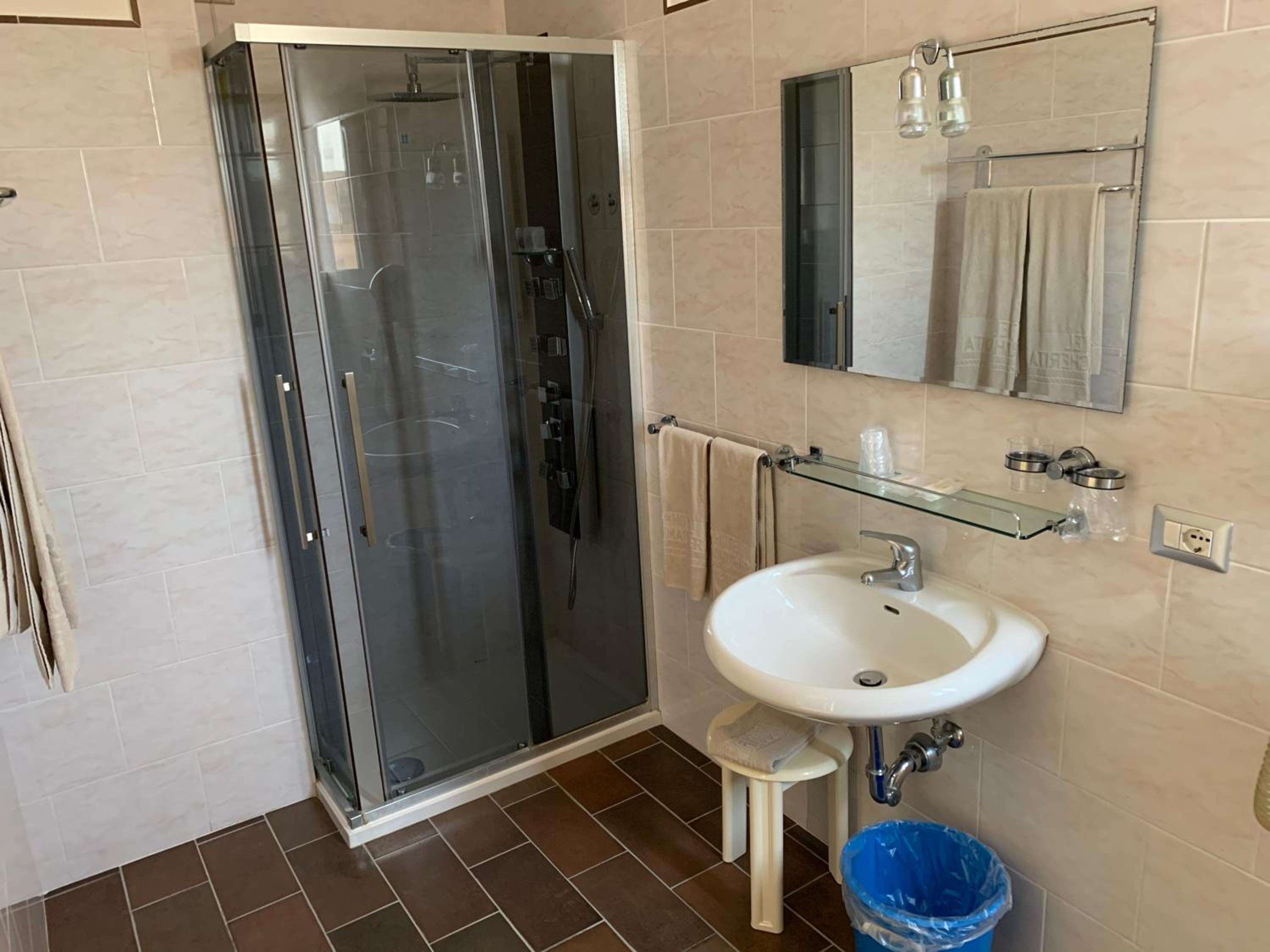 Double or Twin Room with Balcony - Photo 7