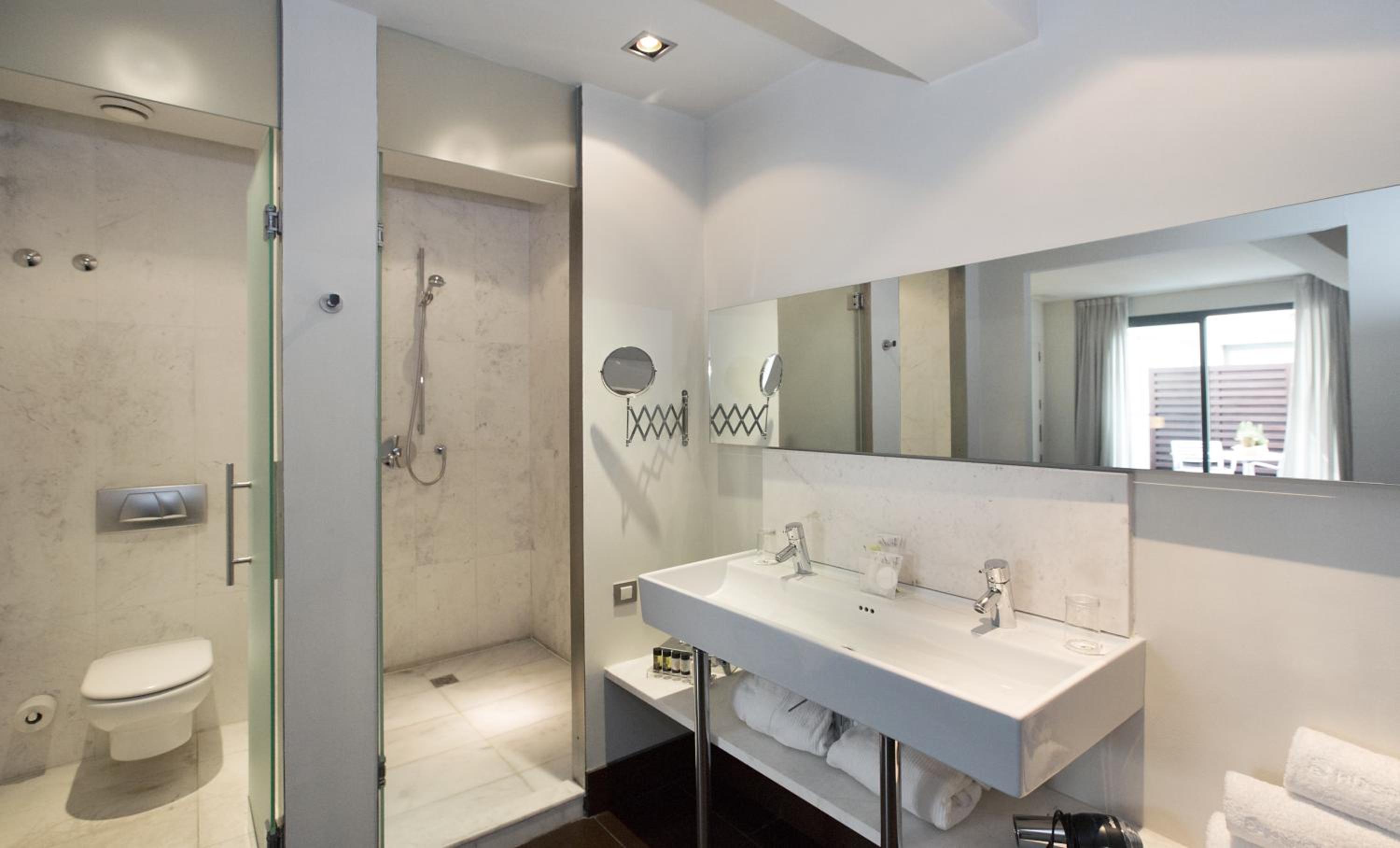 Deluxe Double Room - Photo 11