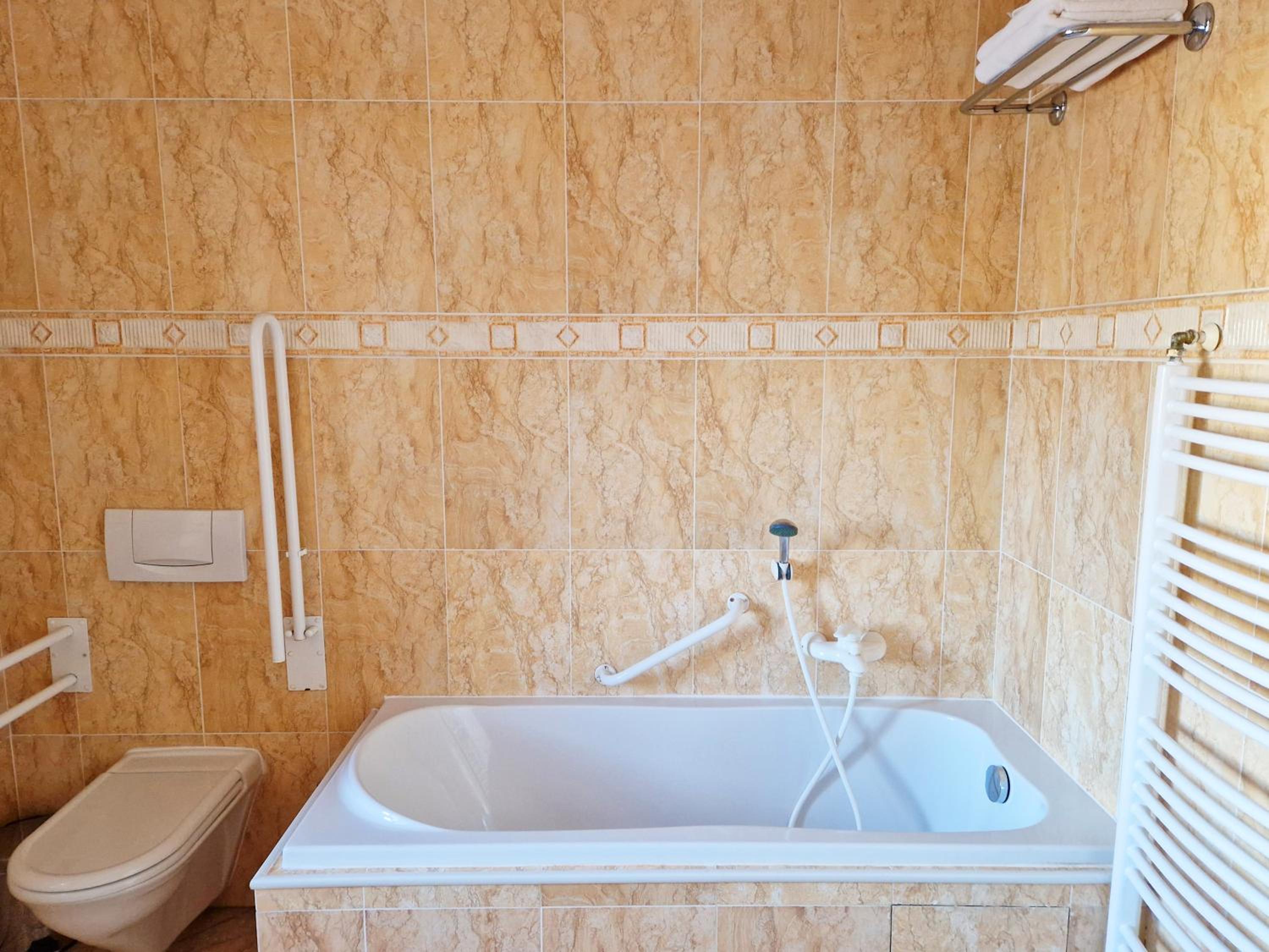 Double Room with River View - Photo 3