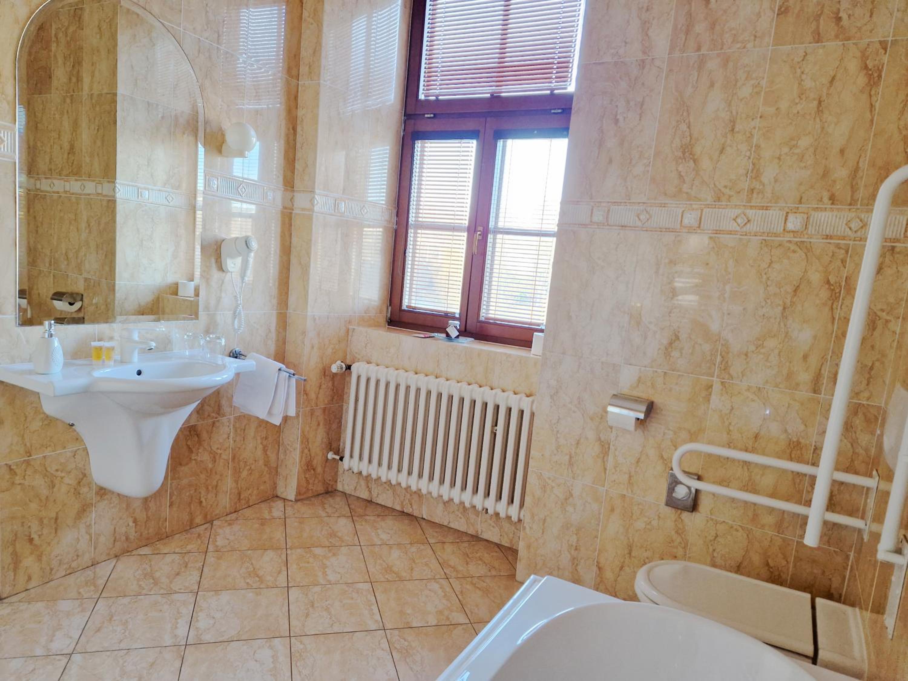 Double Room with River View - Photo 10
