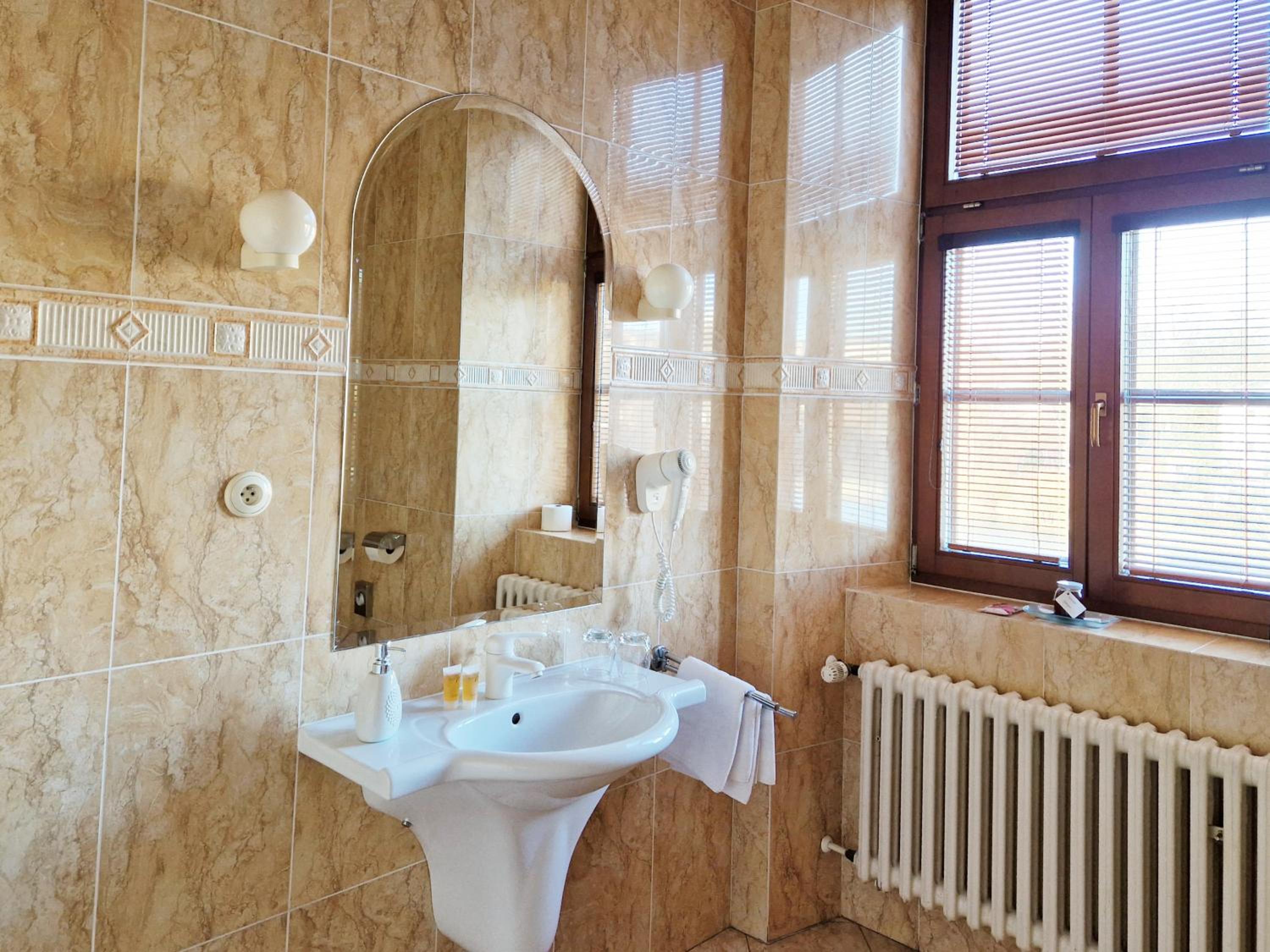 Double Room with River View - Photo 2