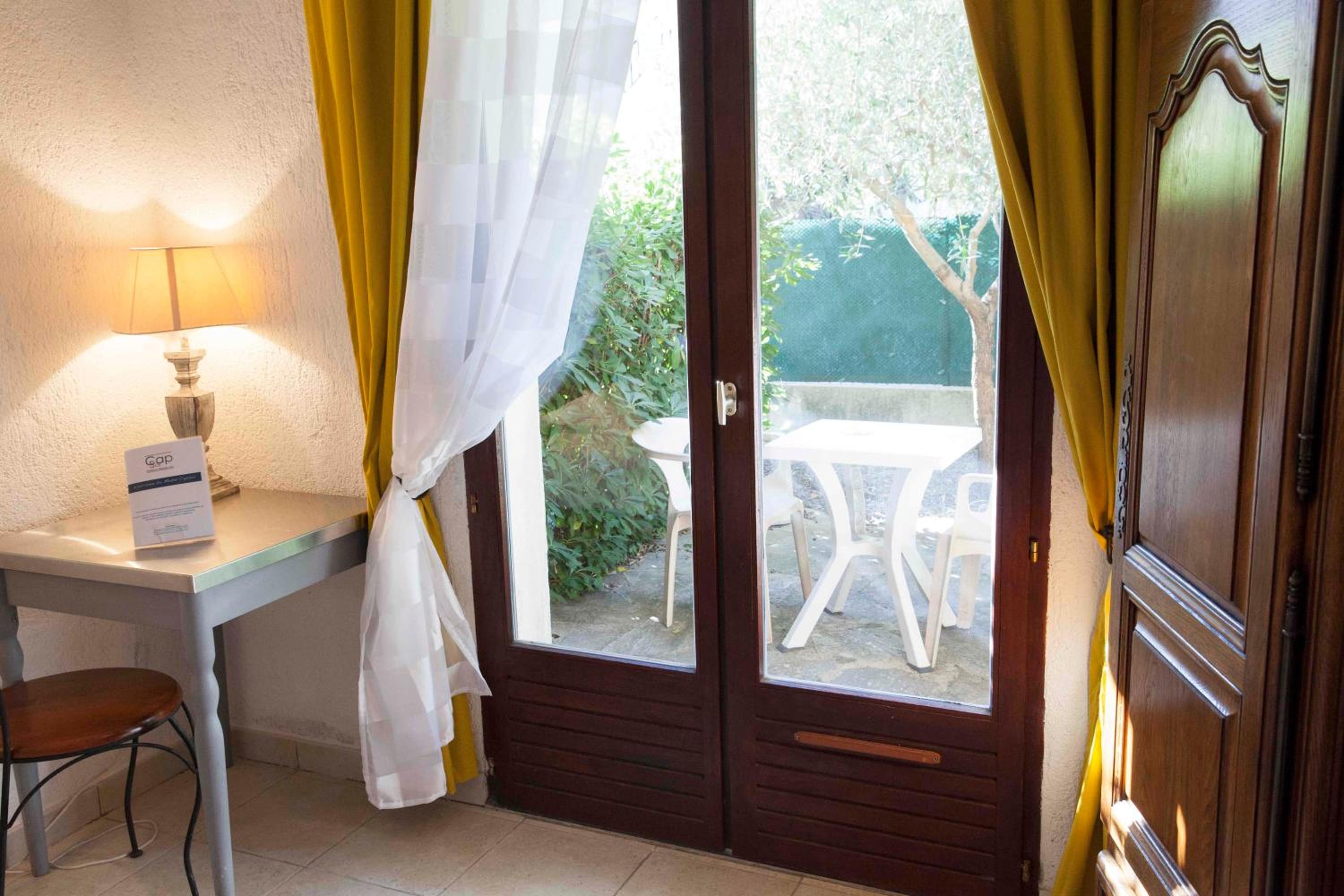 Classic Double or Twin Room with Garden View photo 2